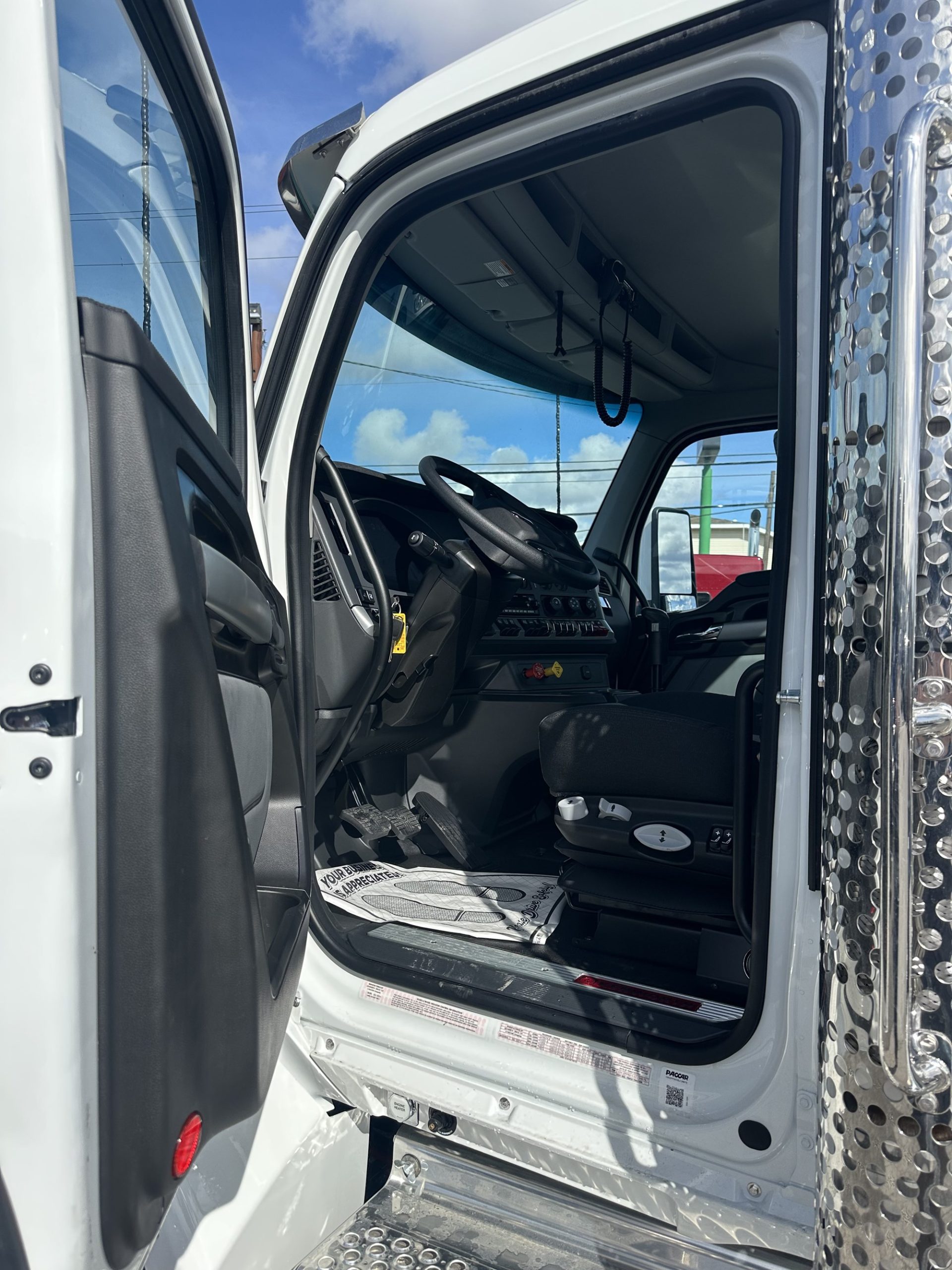 2025 Kenworth T880 - image 6