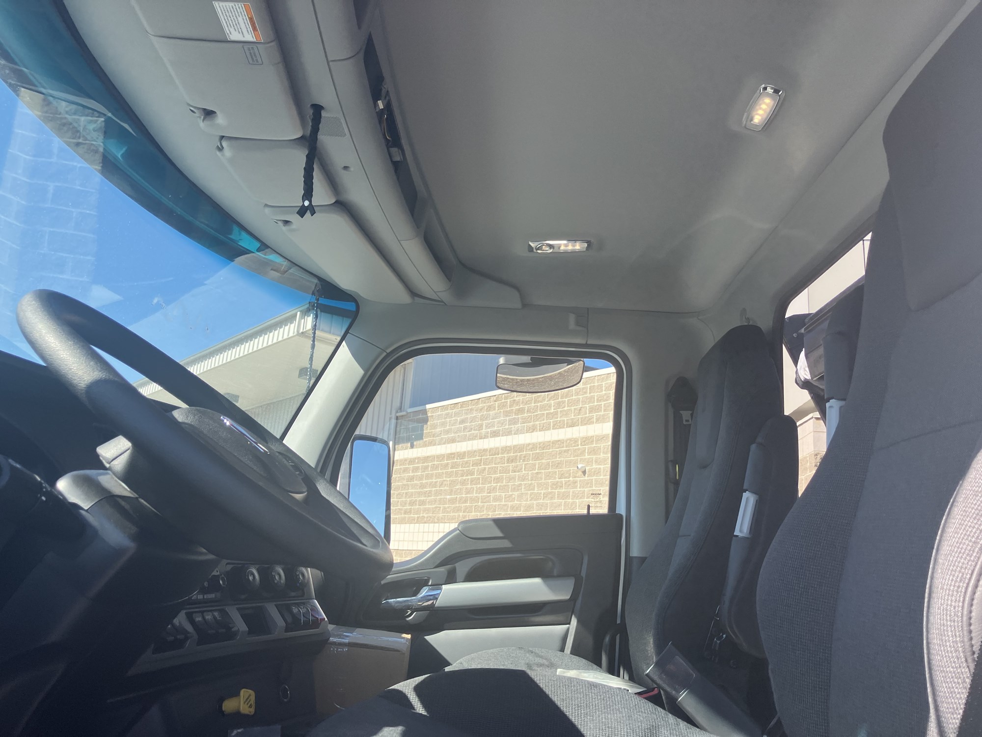 2025 Kenworth T880 - image 6