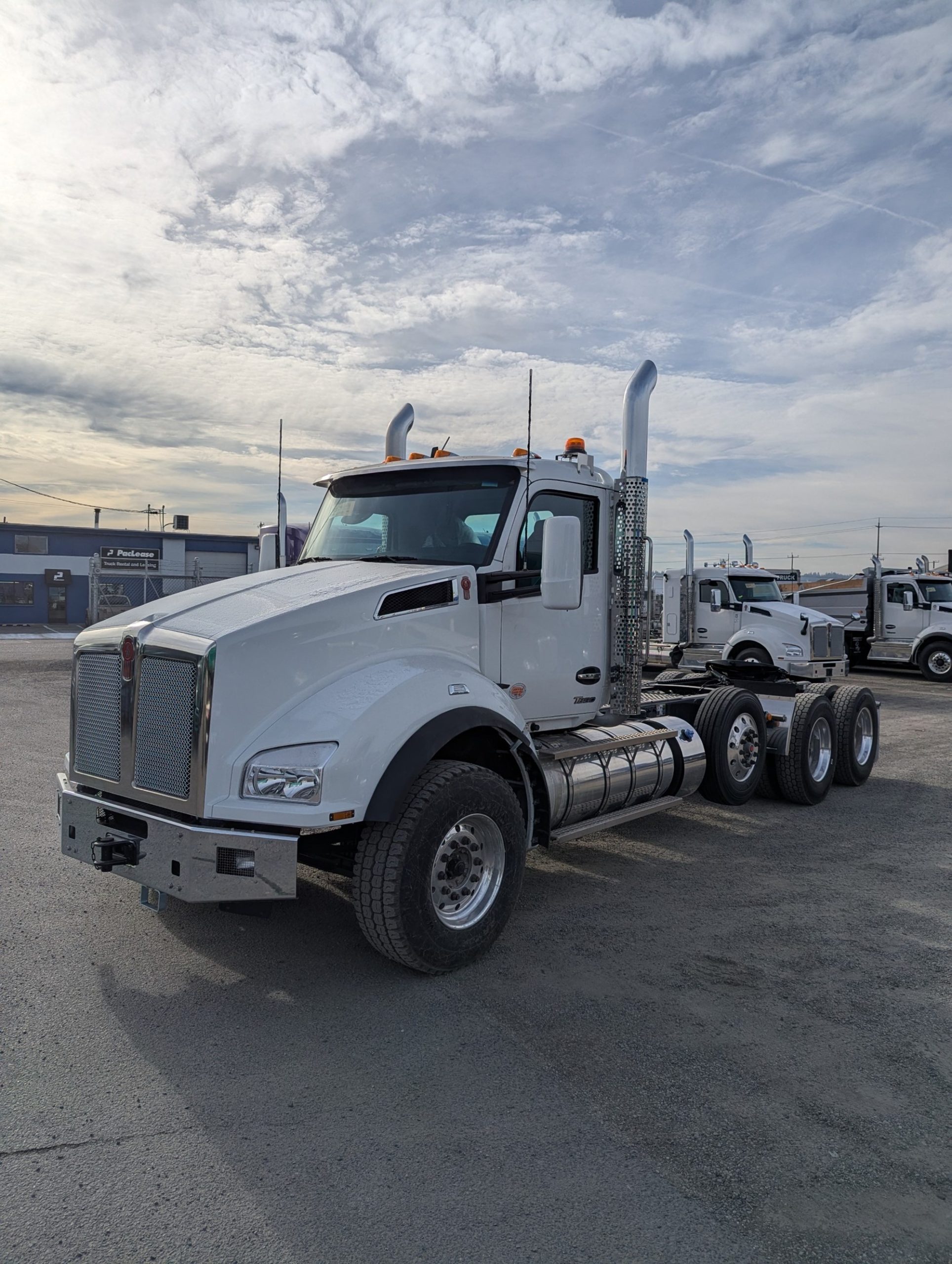2025 Kenworth T880 - image 1 of 6