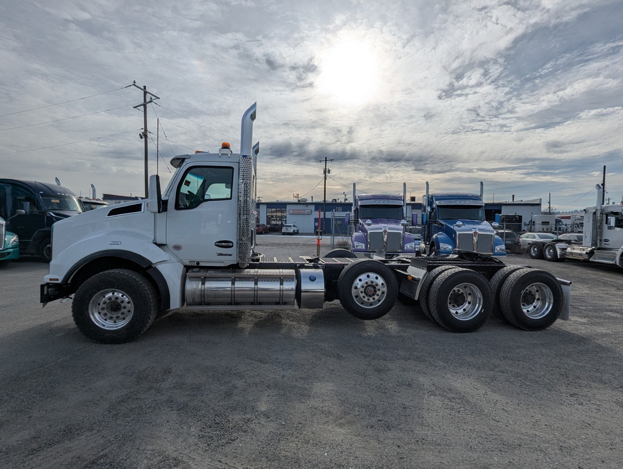 2025 Kenworth T880 - image 2 of 6