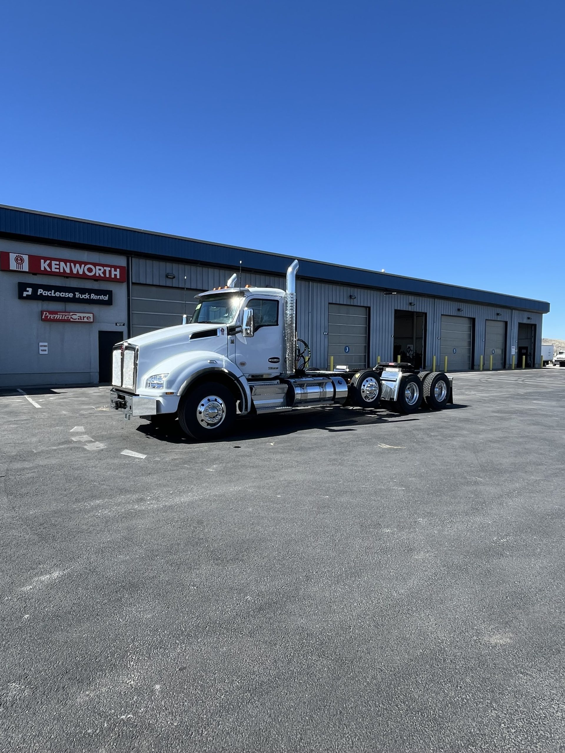 2026 Kenworth T880 - image 1 of 6