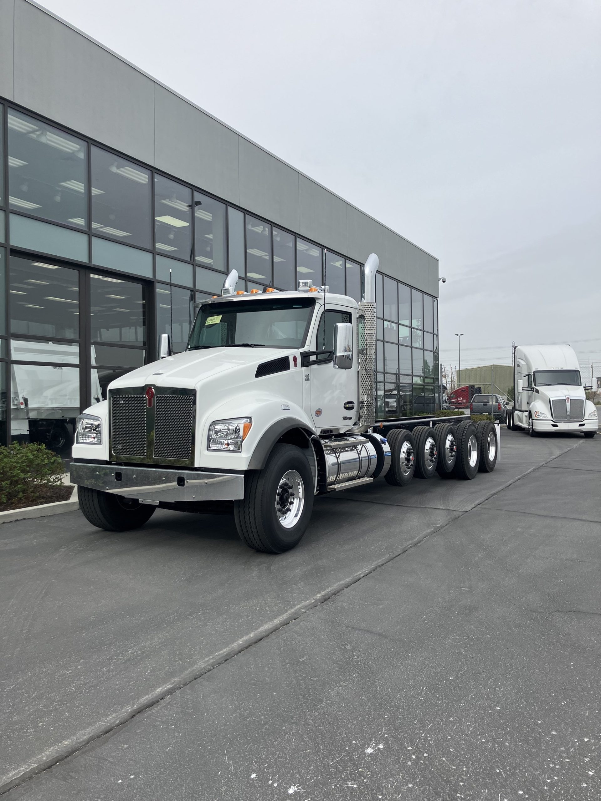 2026 Kenworth T880 - image 1 of 6