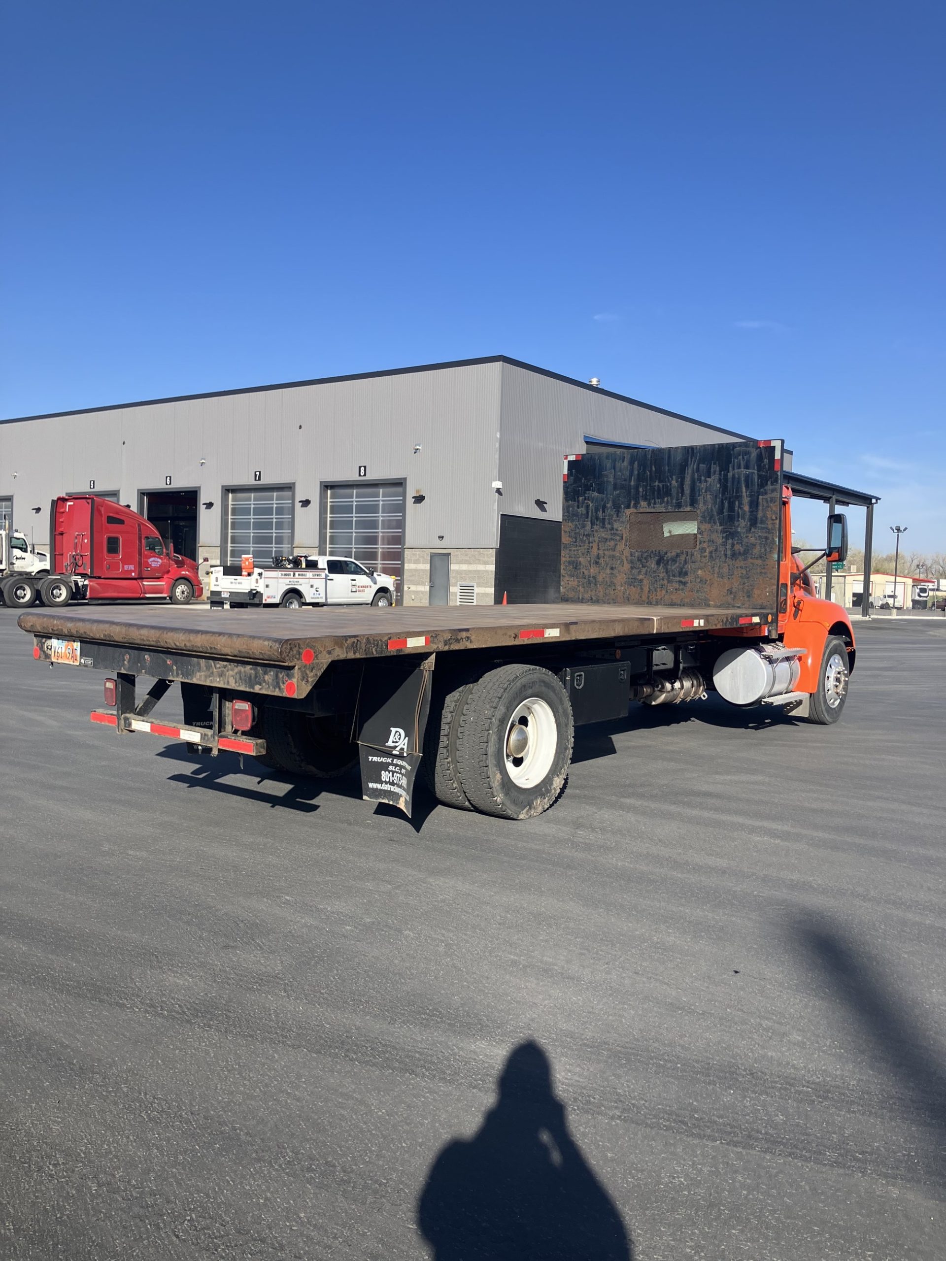 2018 Kenworth T270 - image 3 of 5