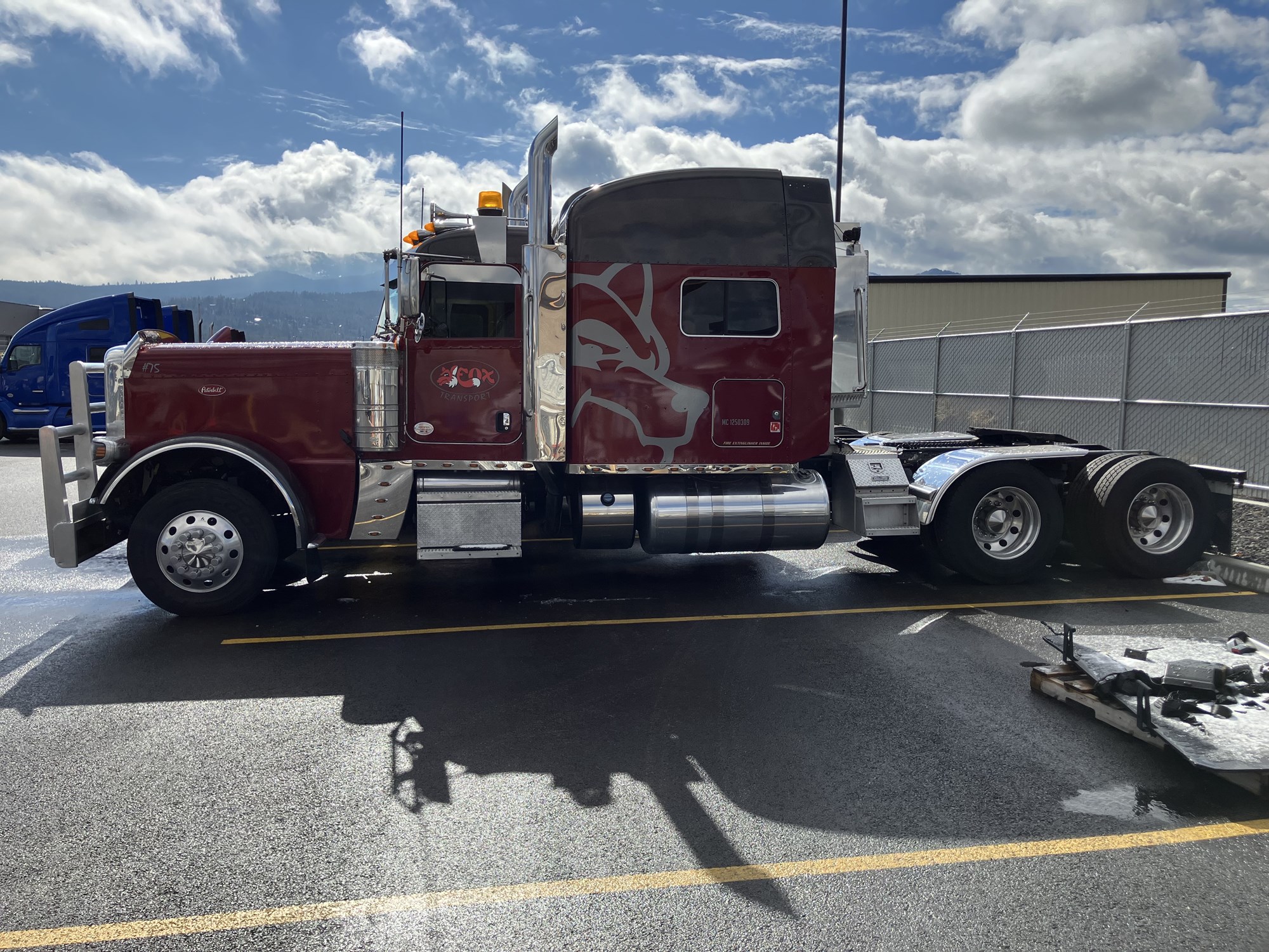 2019 Peterbilt 389 - image 1 of 6