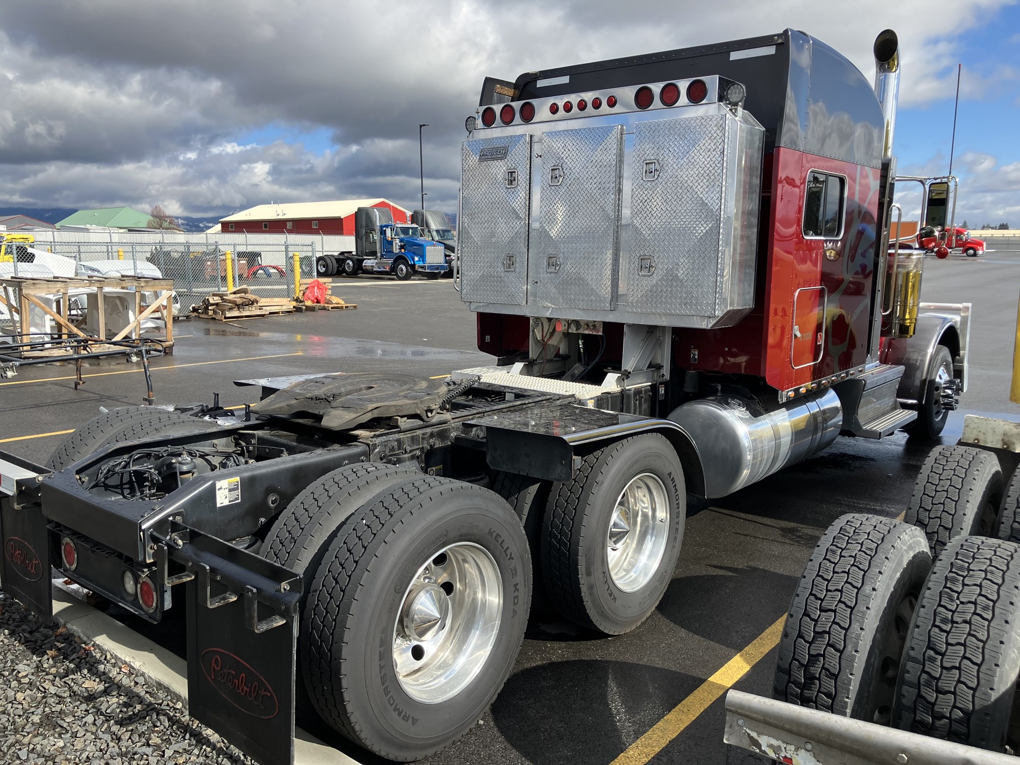 2019 Peterbilt 389 - image 3 of 6