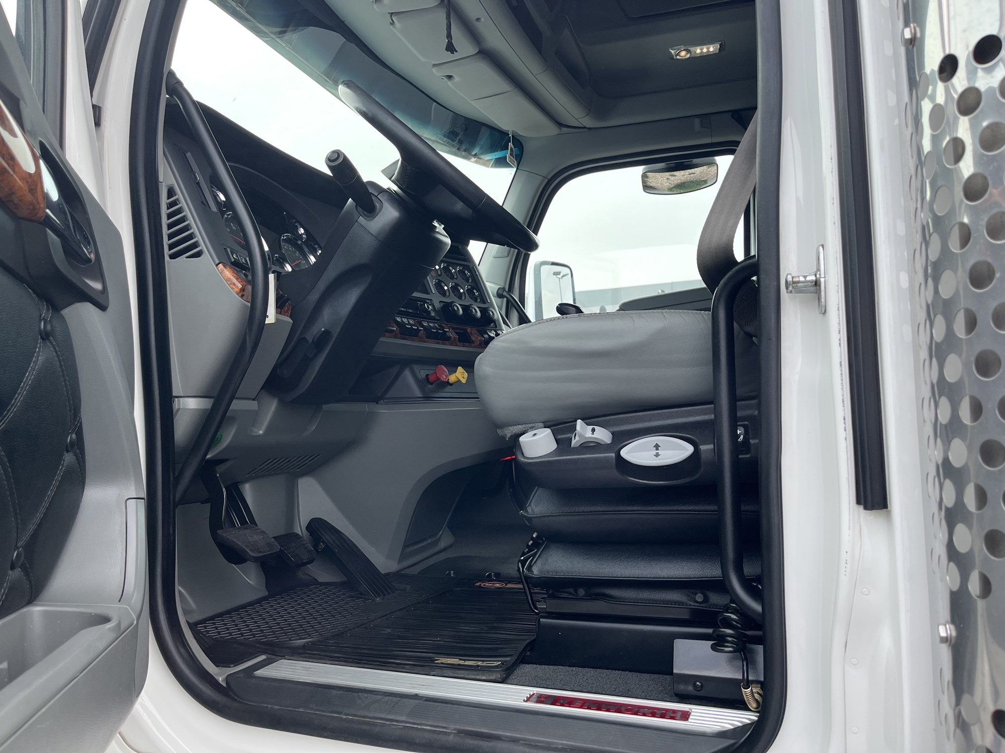 2020 Kenworth T680 - image 6 of 6