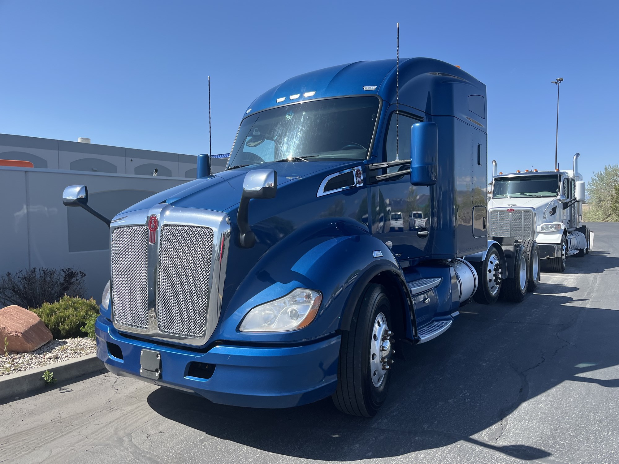 2020 Kenworth T680 - image 2 of 6