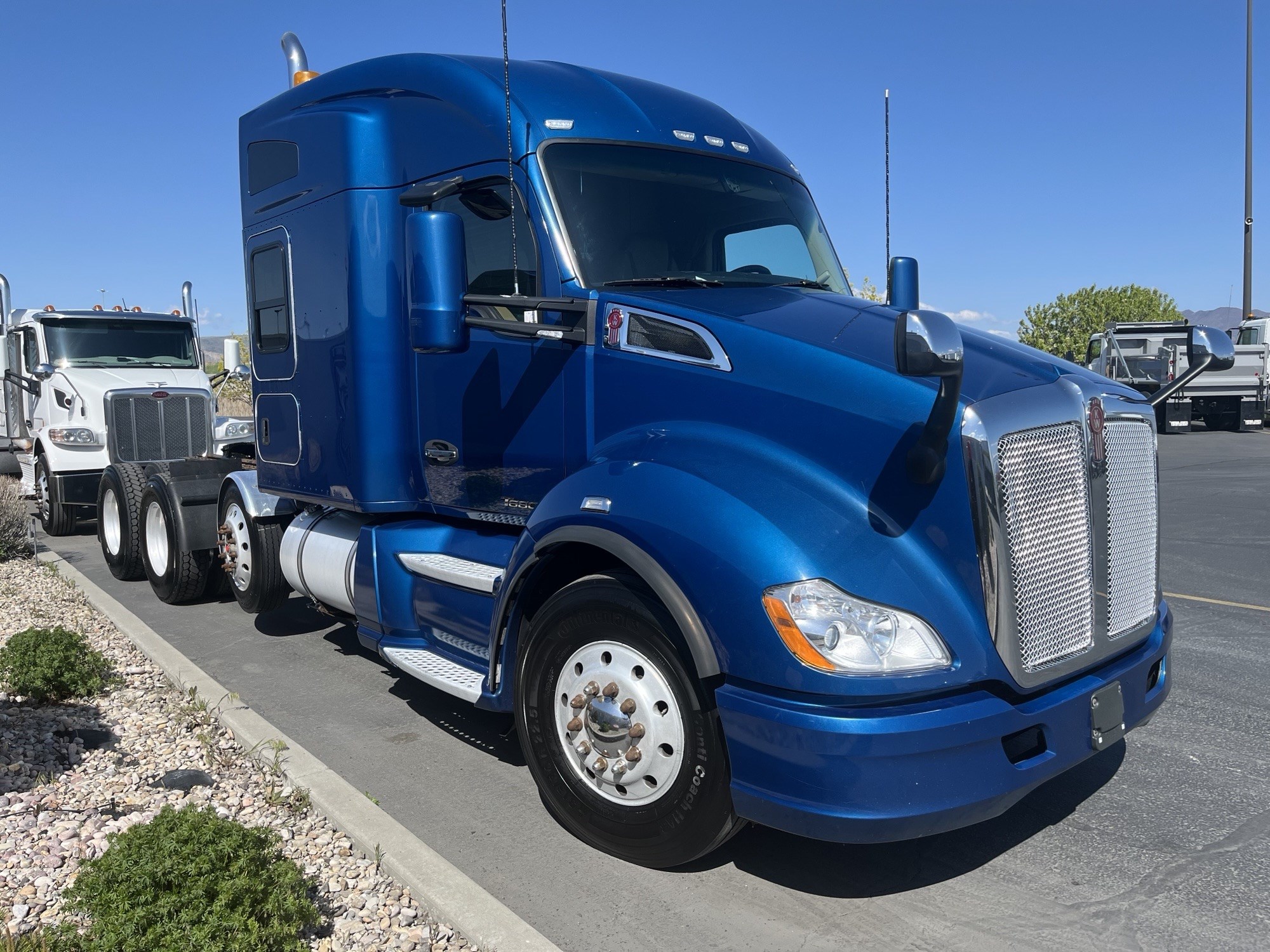 2020 Kenworth T680 - image 3 of 6