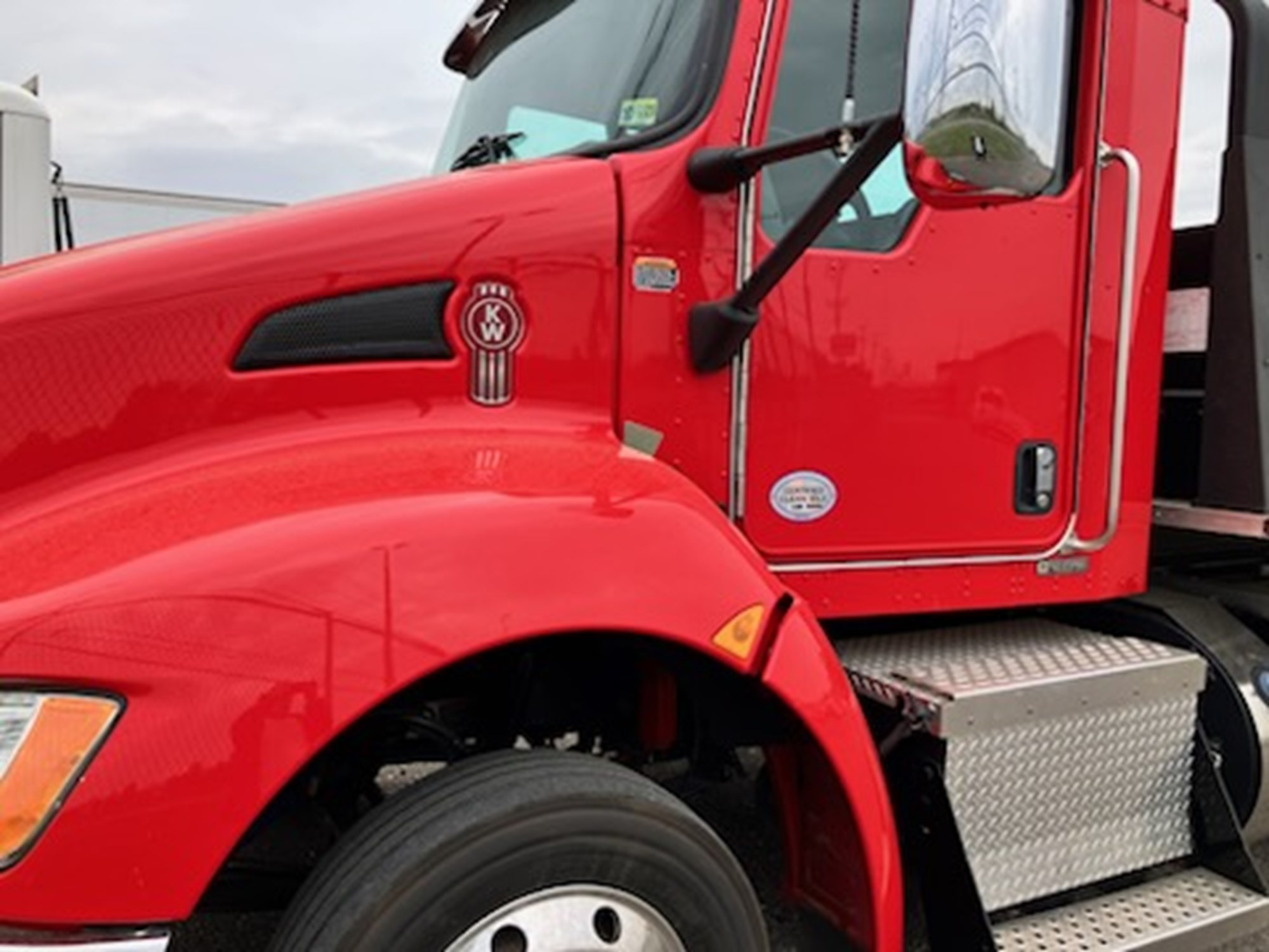 2020 Kenworth T270 - image 2 of 6