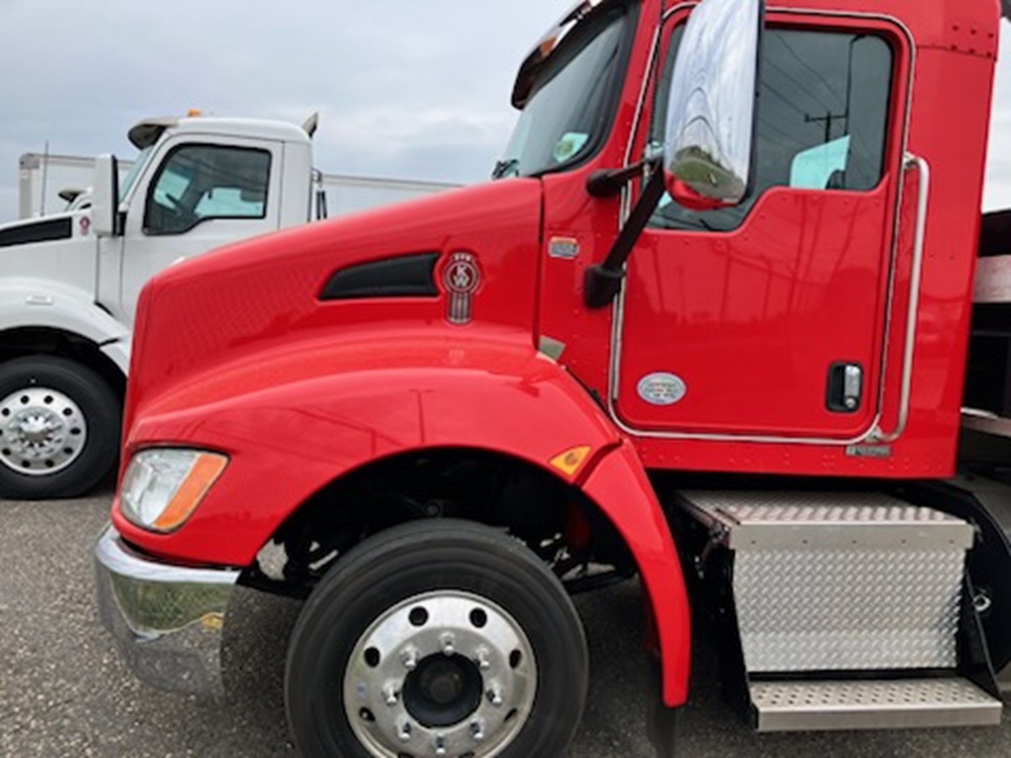 2020 Kenworth T270 - image 3 of 6