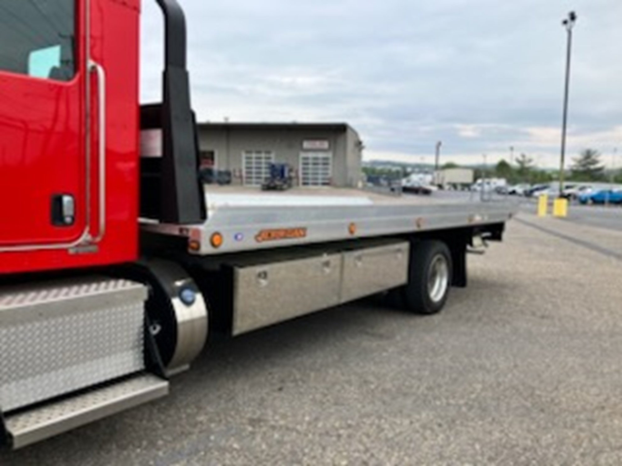 2020 Kenworth T270 - image 4 of 6