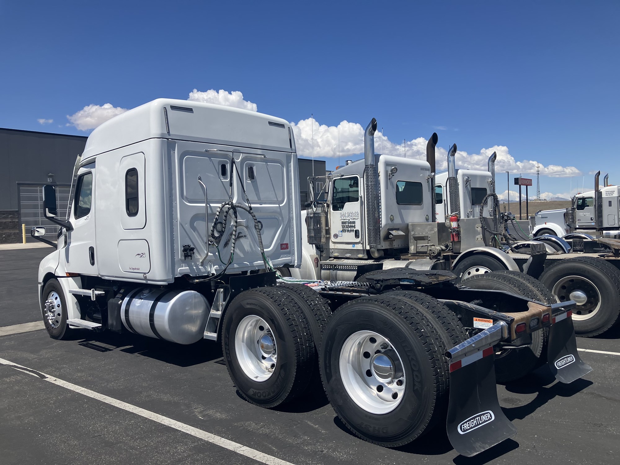 2021 Freightliner Cascadia - image 2 of 6