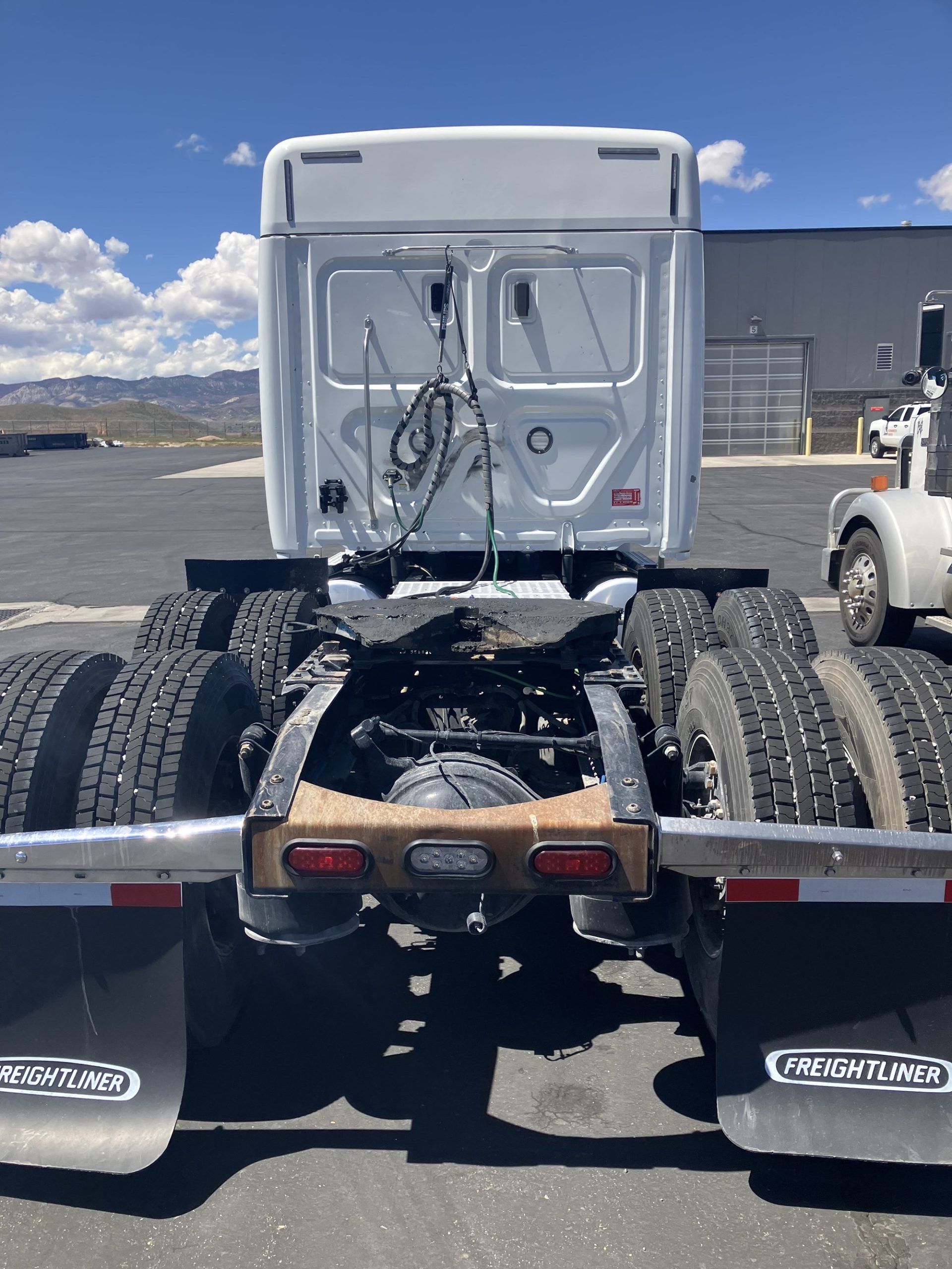 2021 Freightliner Cascadia - image 3 of 6