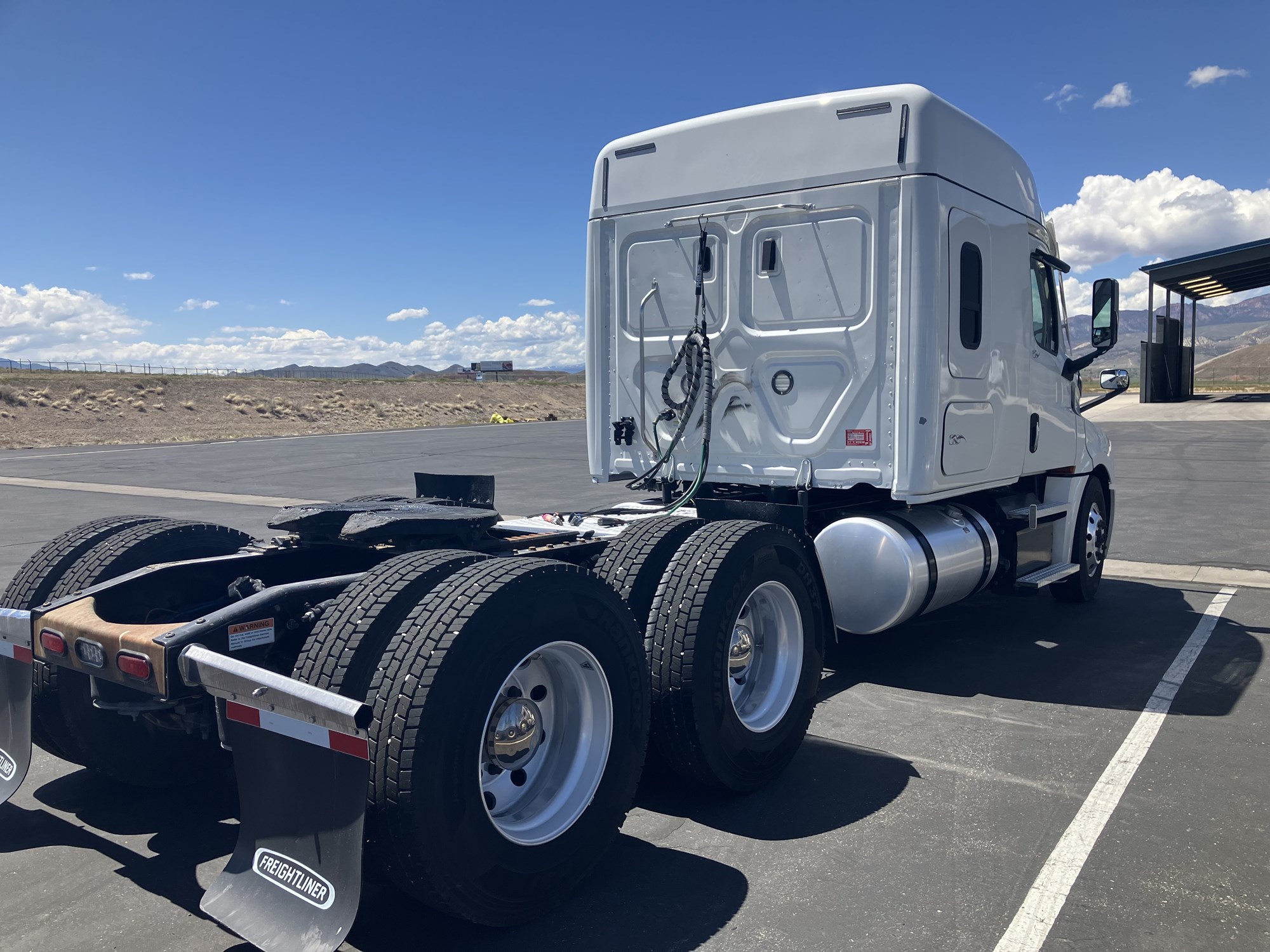 2021 Freightliner Cascadia - image 4 of 6