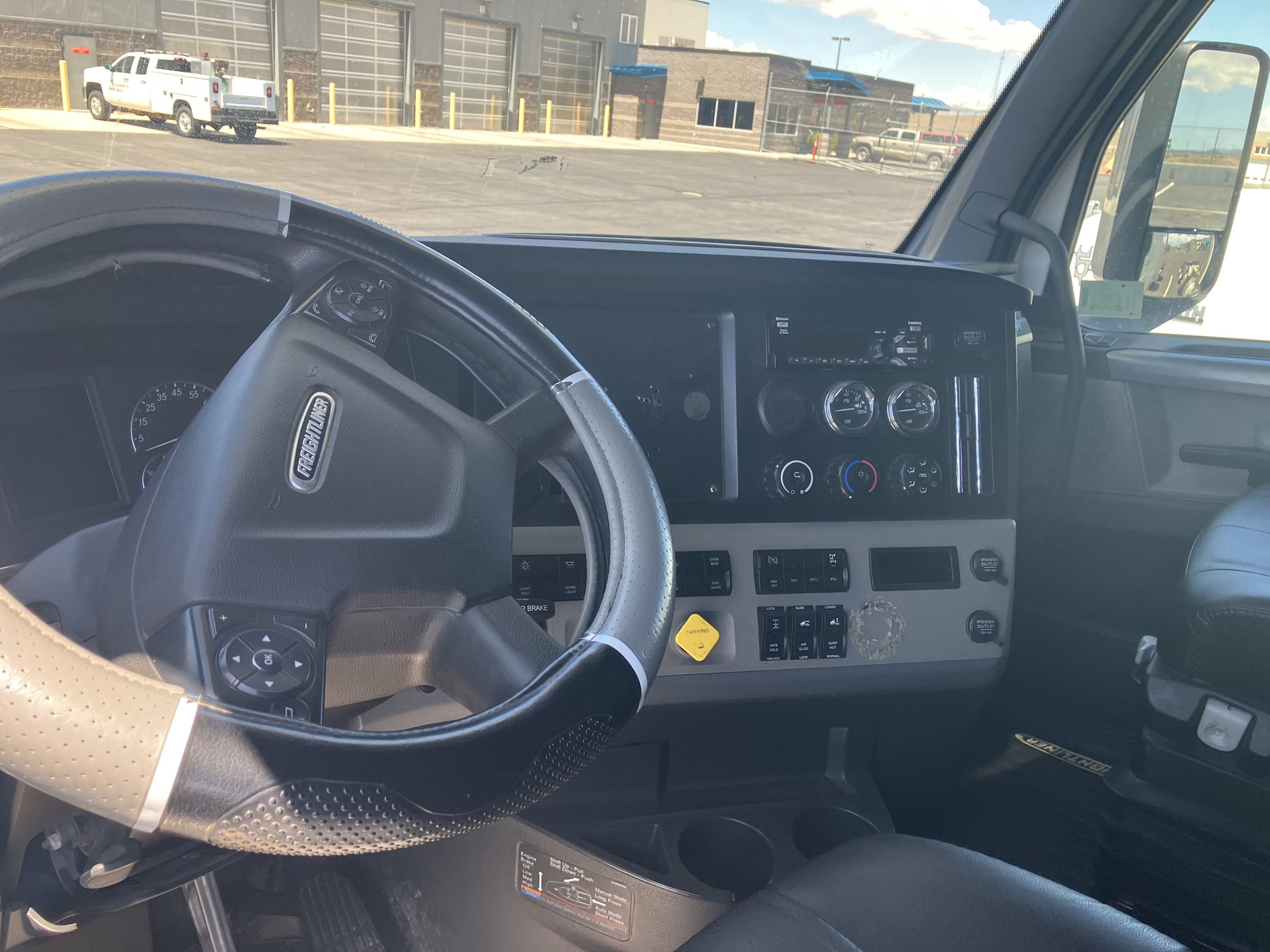 2021 Freightliner Cascadia - image 6 of 6