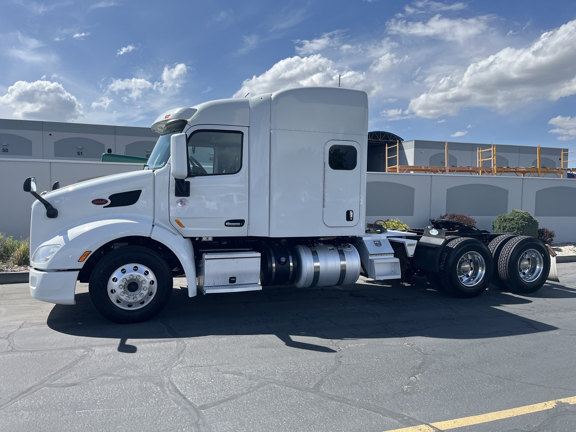 2021 Peterbilt 579 - image 1 of 6