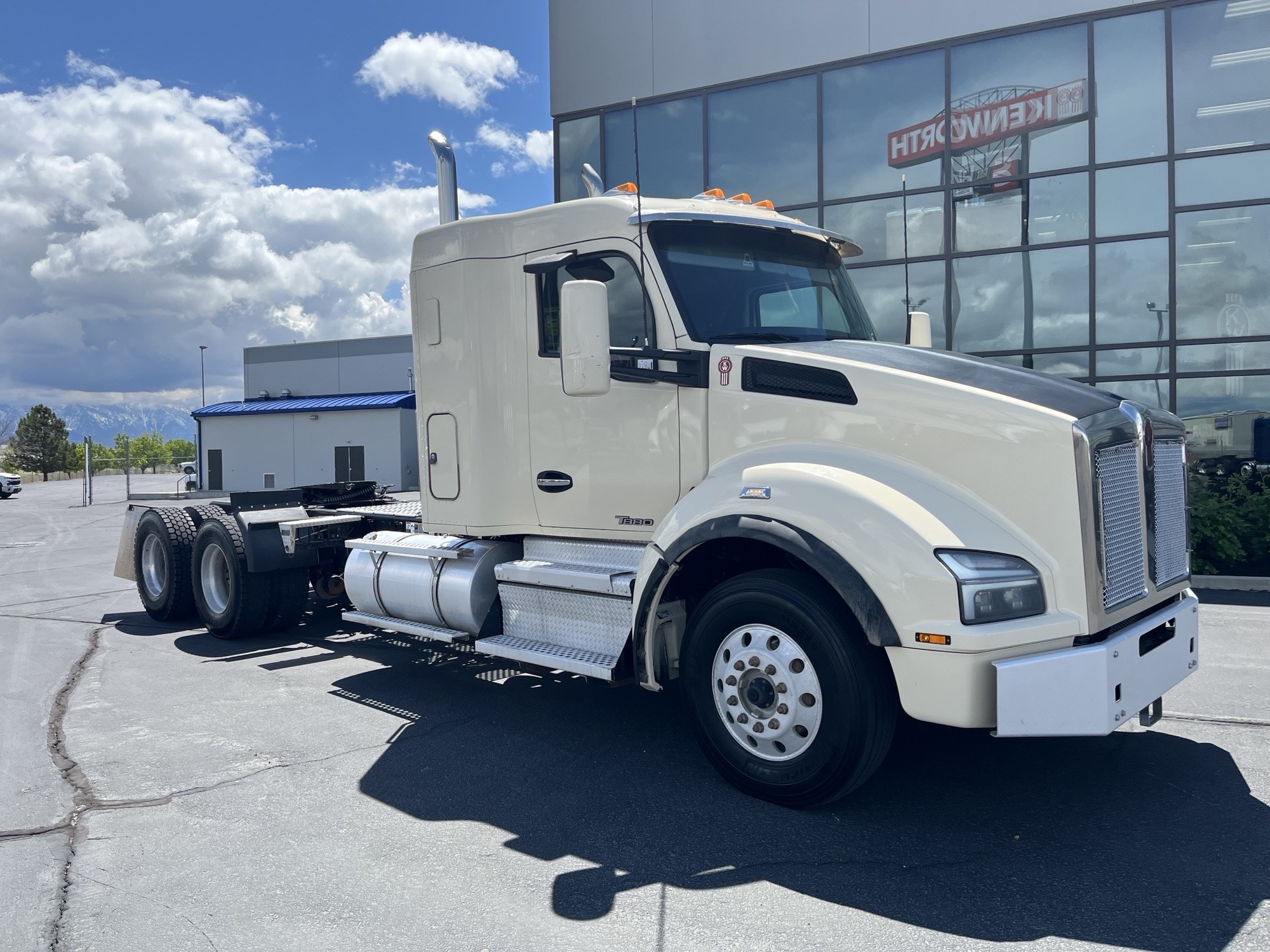 2020 Kenworth T880 - image 2 of 6