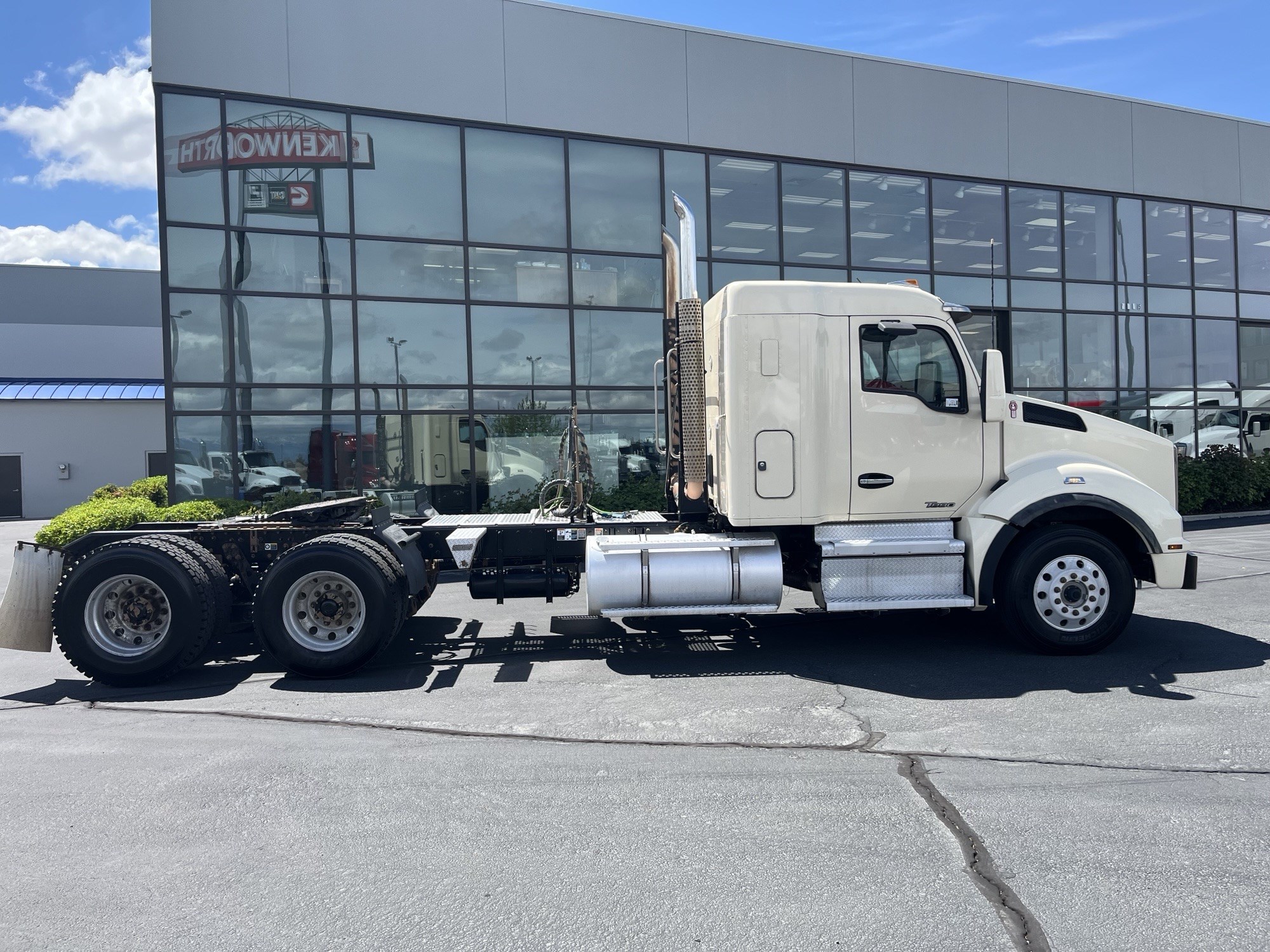 2020 Kenworth T880 - image 3 of 6
