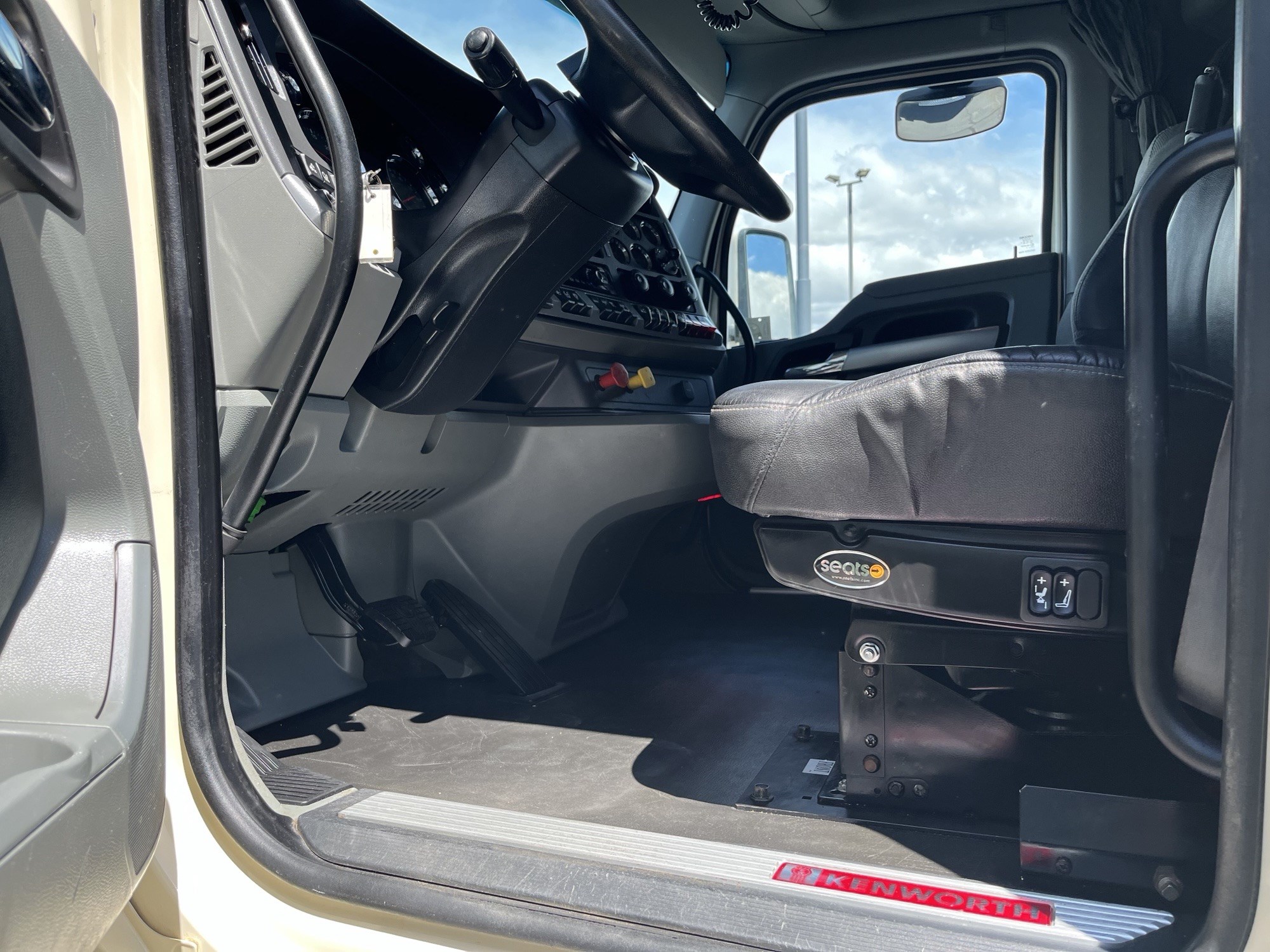 2020 Kenworth T880 - image 6 of 6