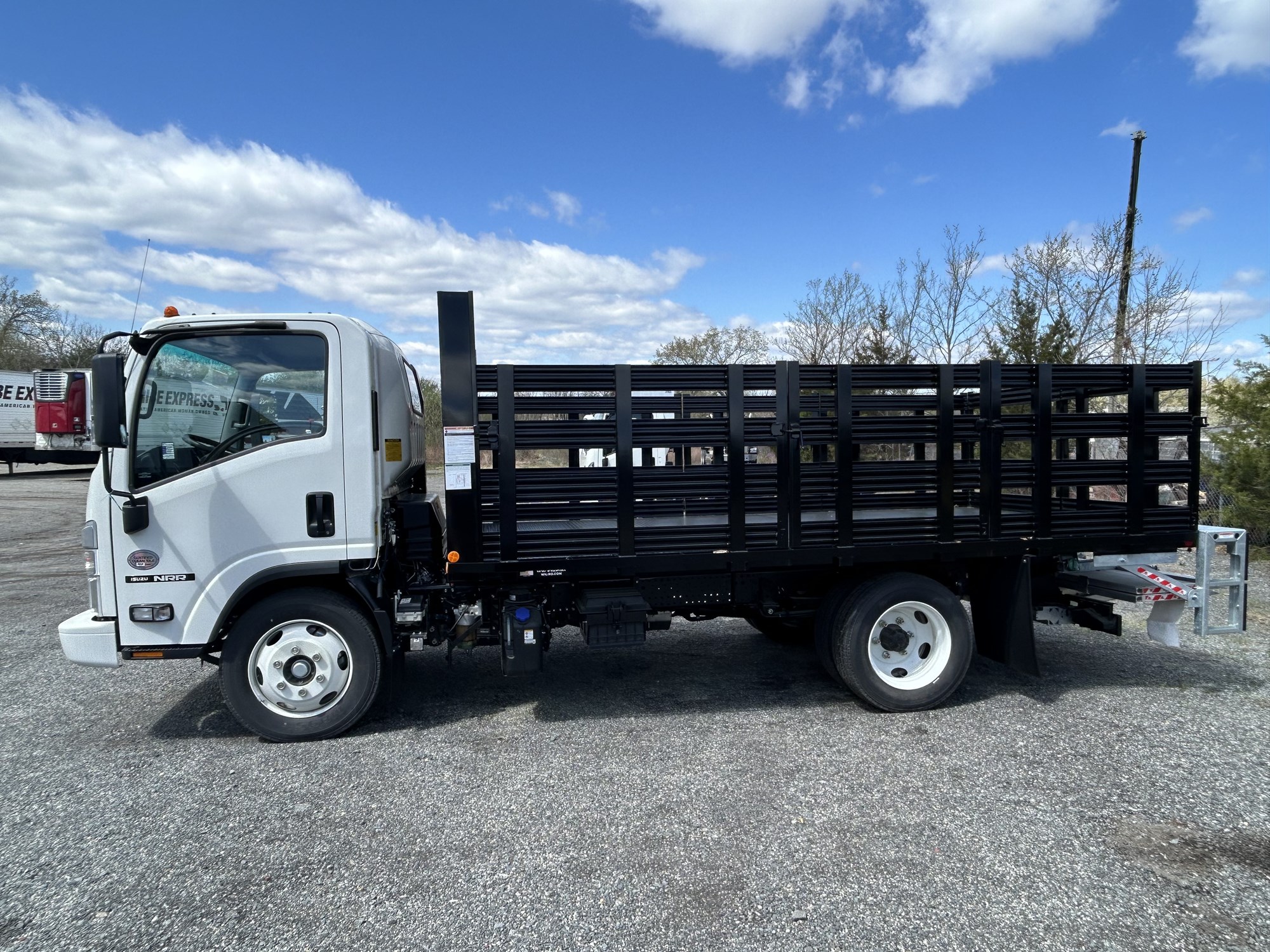 2024 Isuzu NRR 3U2 - image 2 of 6