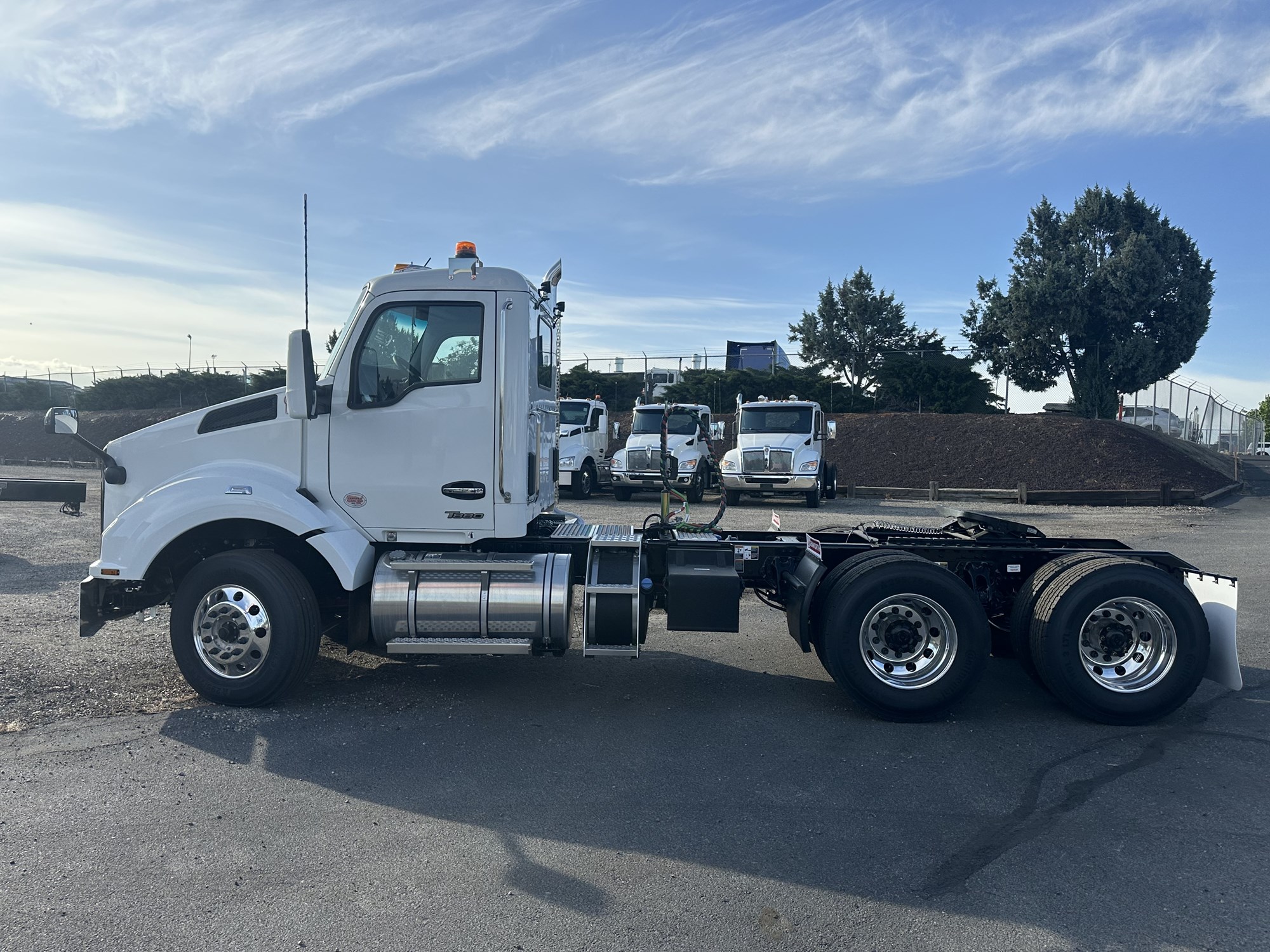2025 Kenworth T880 - image 4