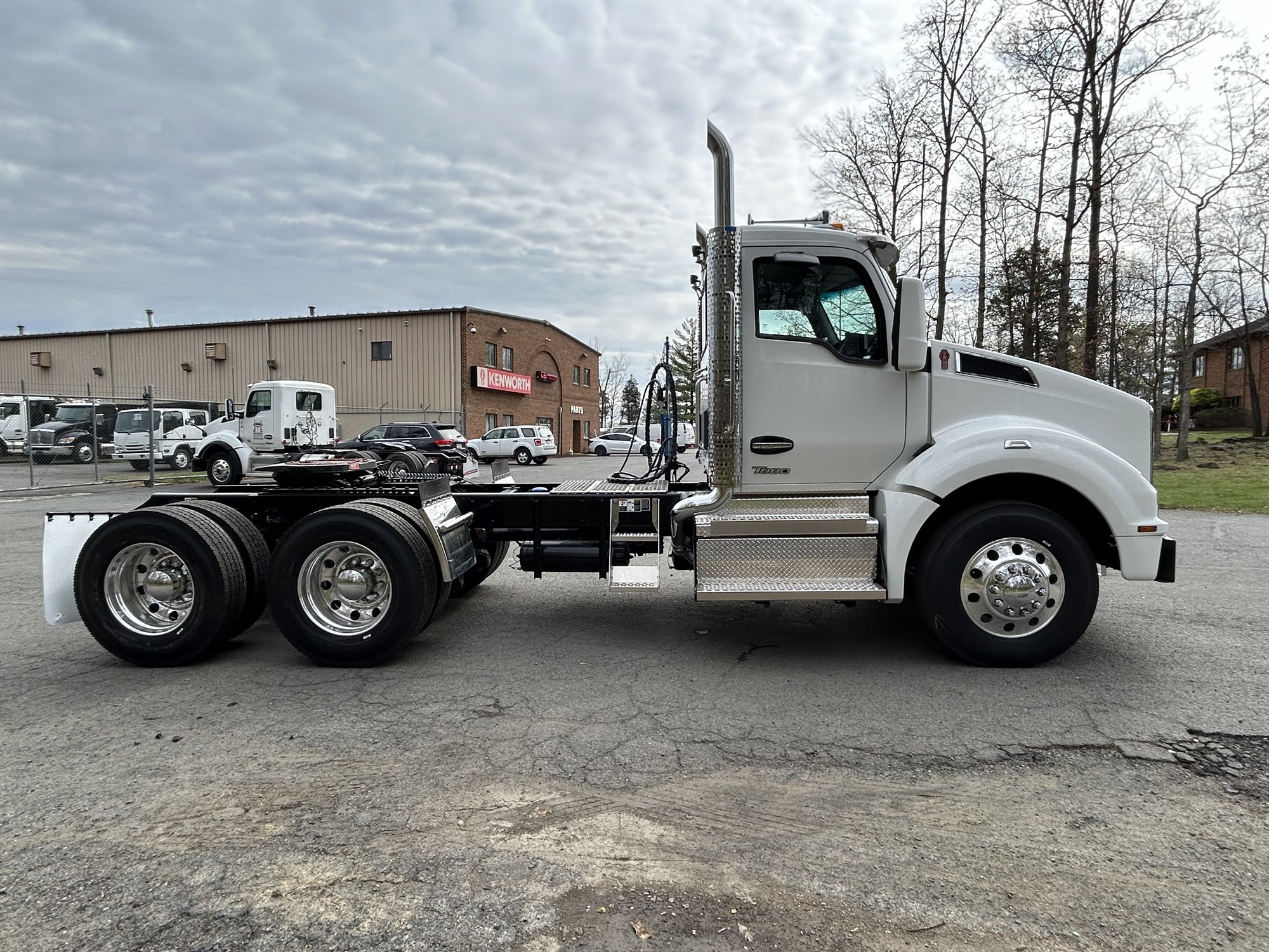 2025 Kenworth T880 - image 4 of 6