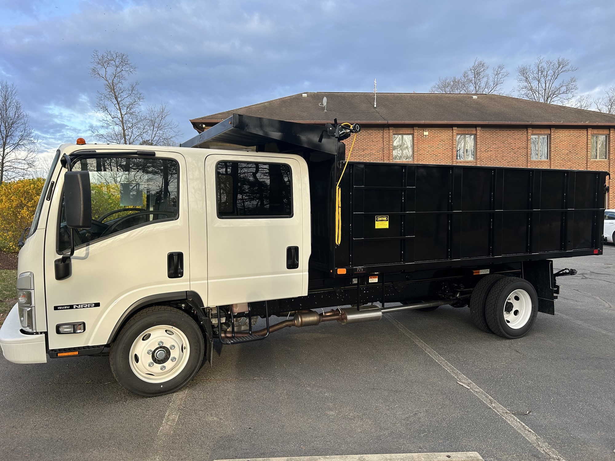 2025 Isuzu NRR GAS 1V4 - image 2 of 6