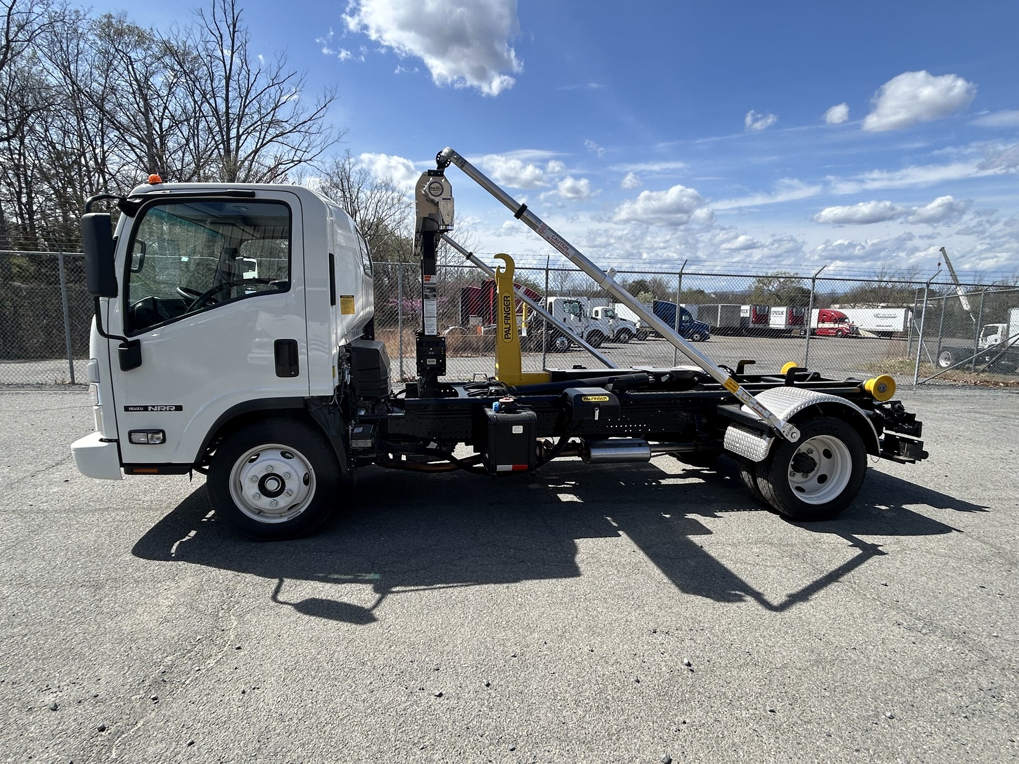 2025 Isuzu NRR GAS 1U3 - image 2 of 6