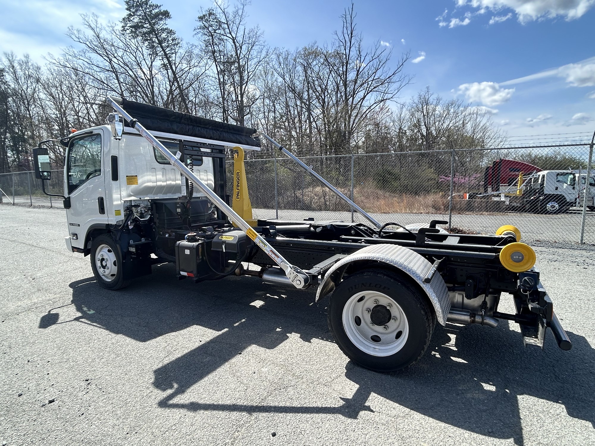 2025 Isuzu NRR GAS 1U3 - image 3 of 6