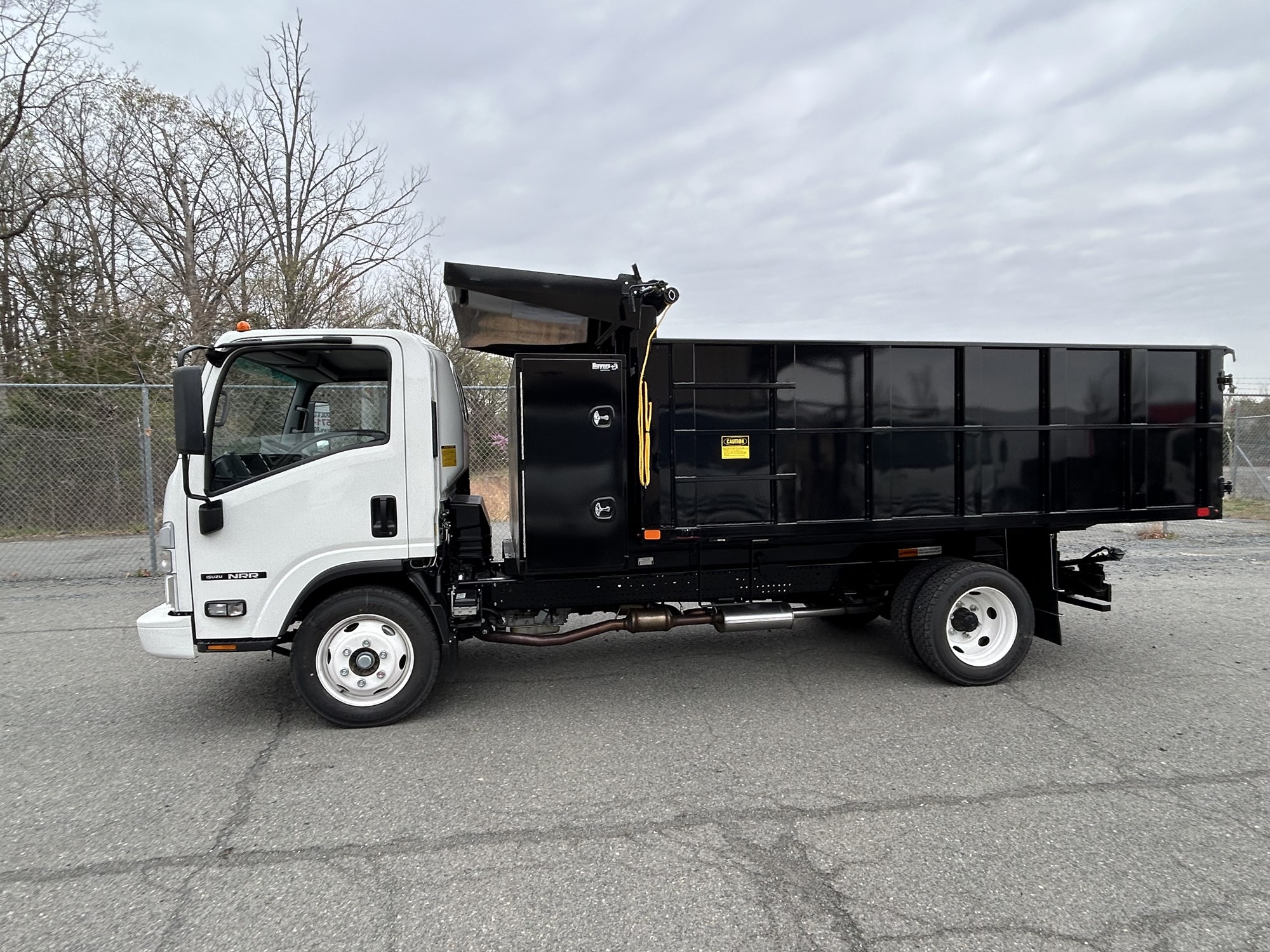 2025 Isuzu NRR GAS 1U3 - image 2 of 6