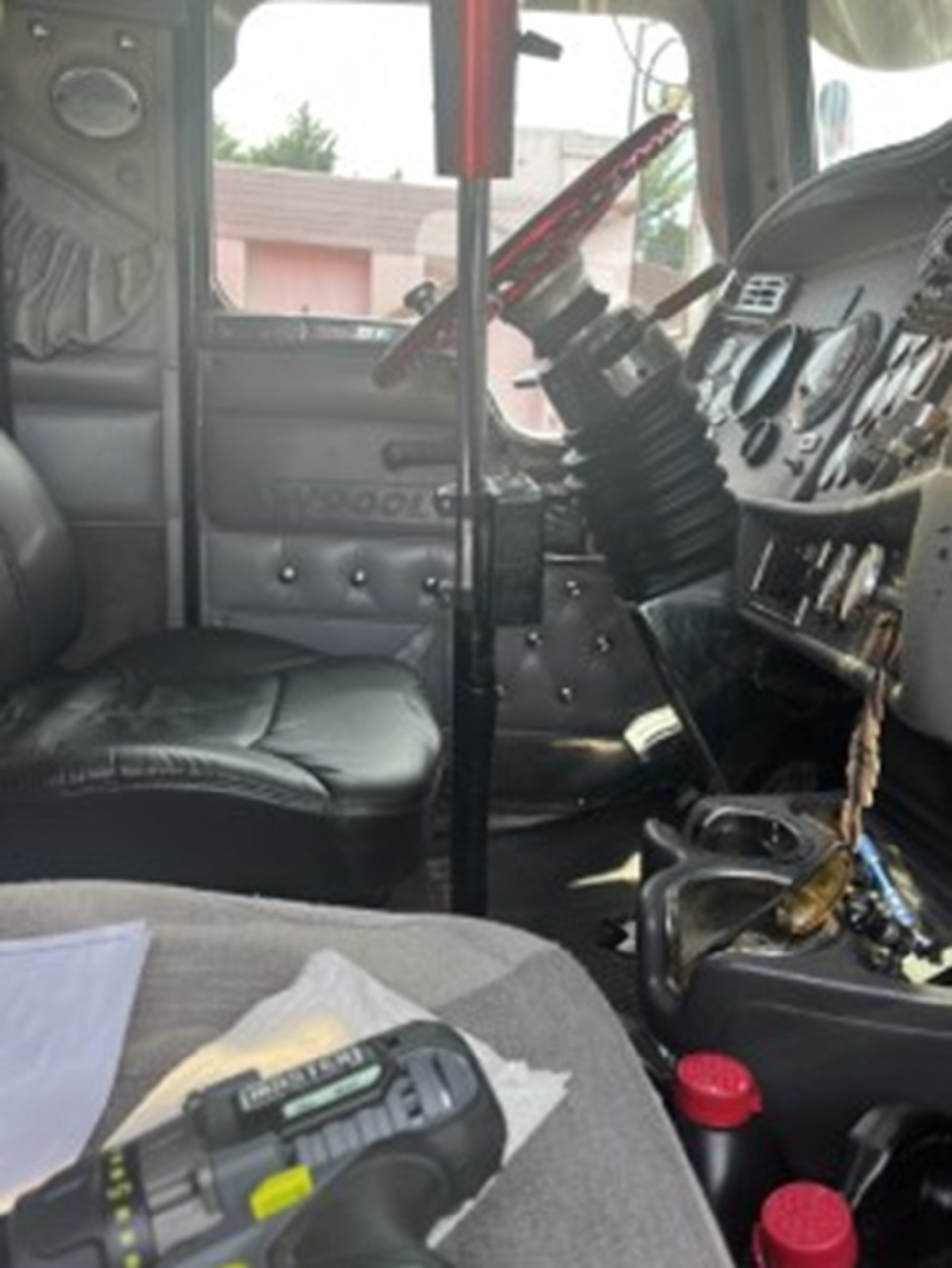2003 Kenworth W900B - image 4 of 5