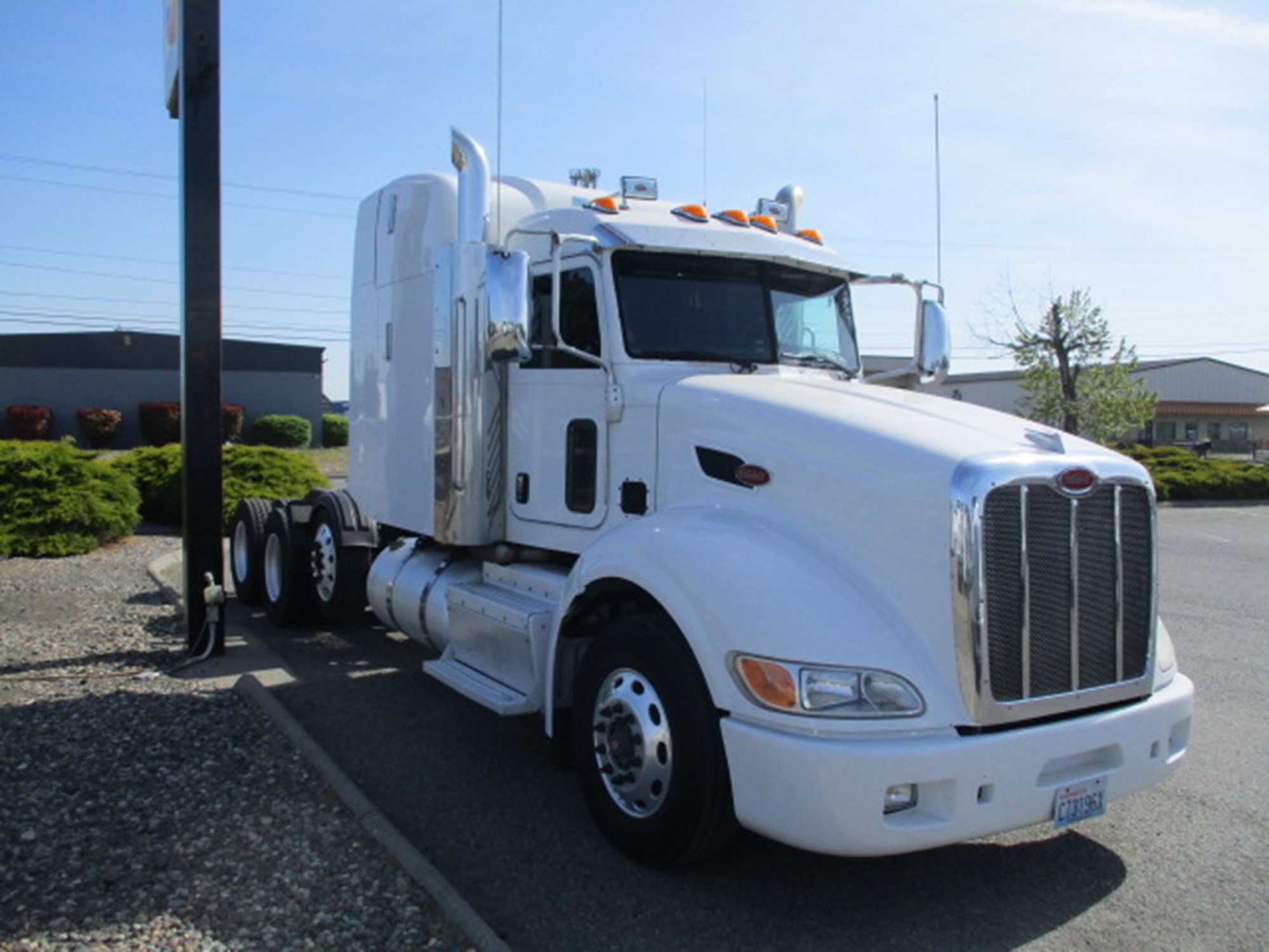 2012 Peterbilt 386 - image 2 of 6