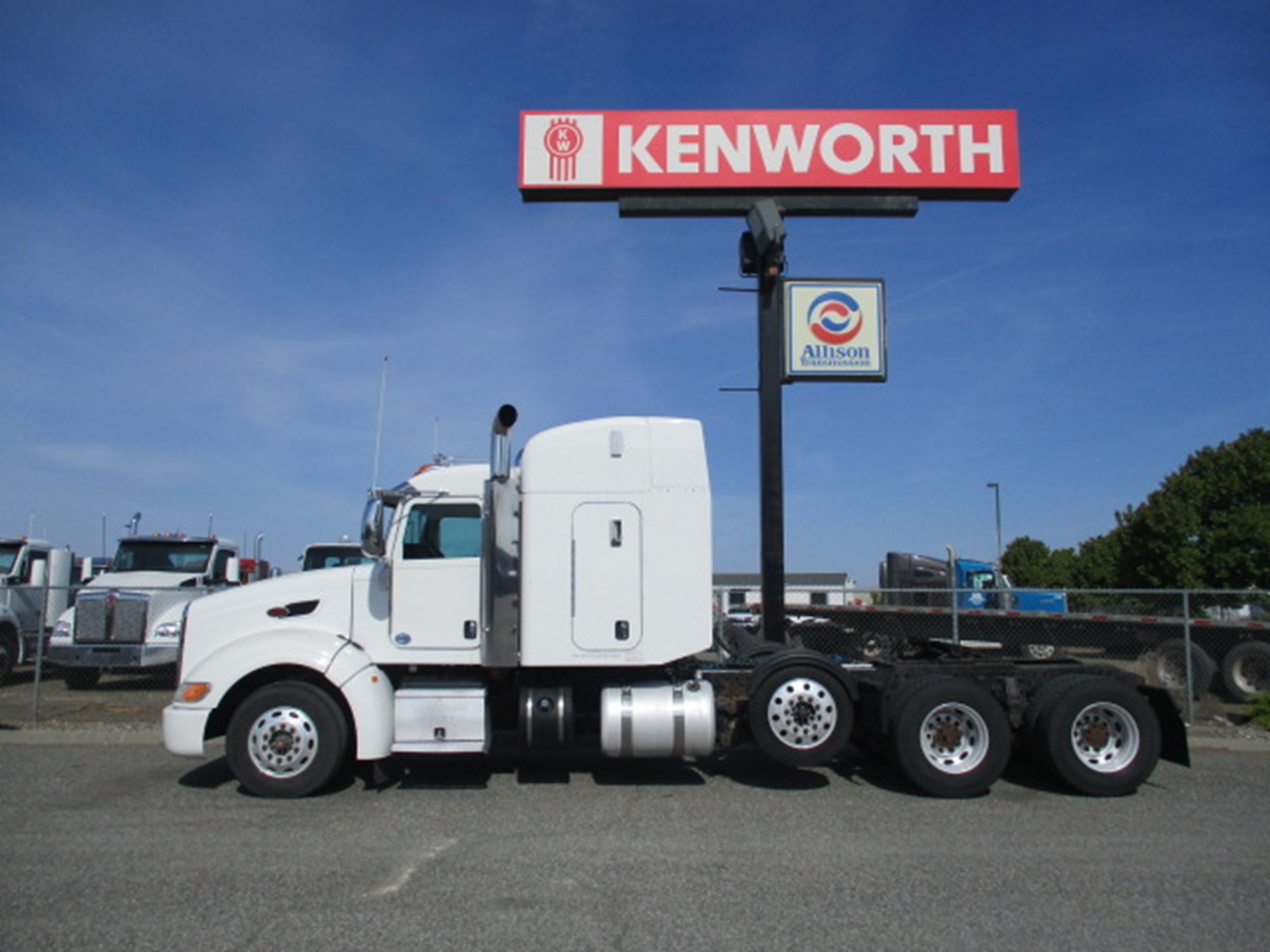 2012 Peterbilt 386 - image 3 of 6