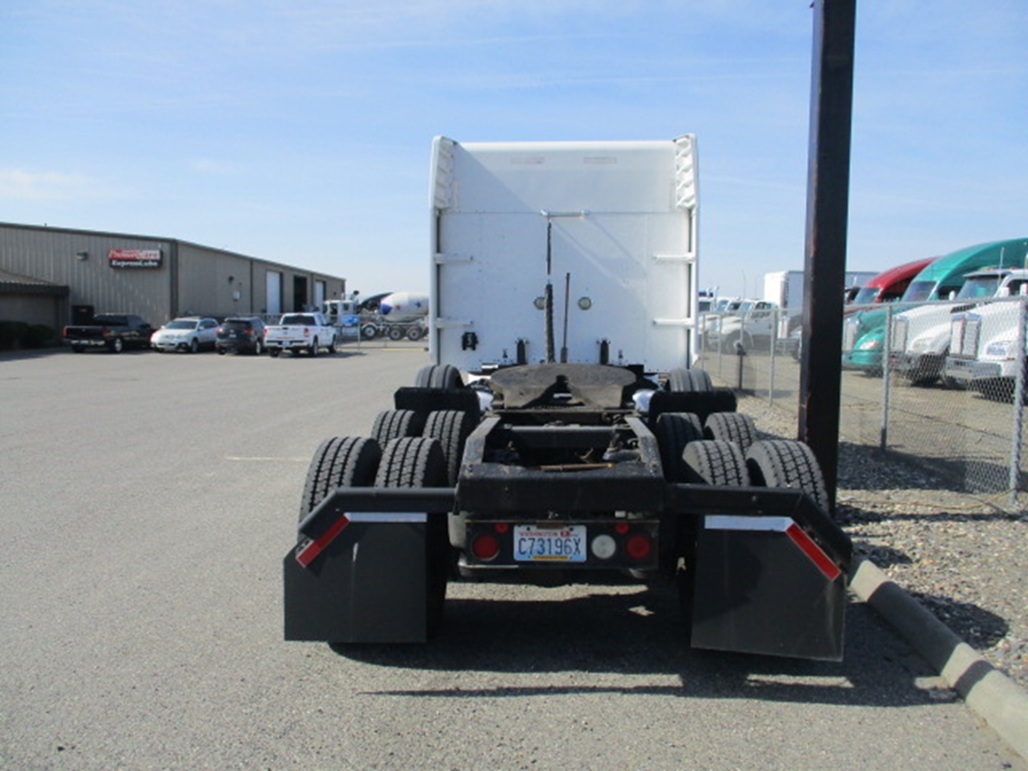 2012 Peterbilt 386 - image 4 of 6