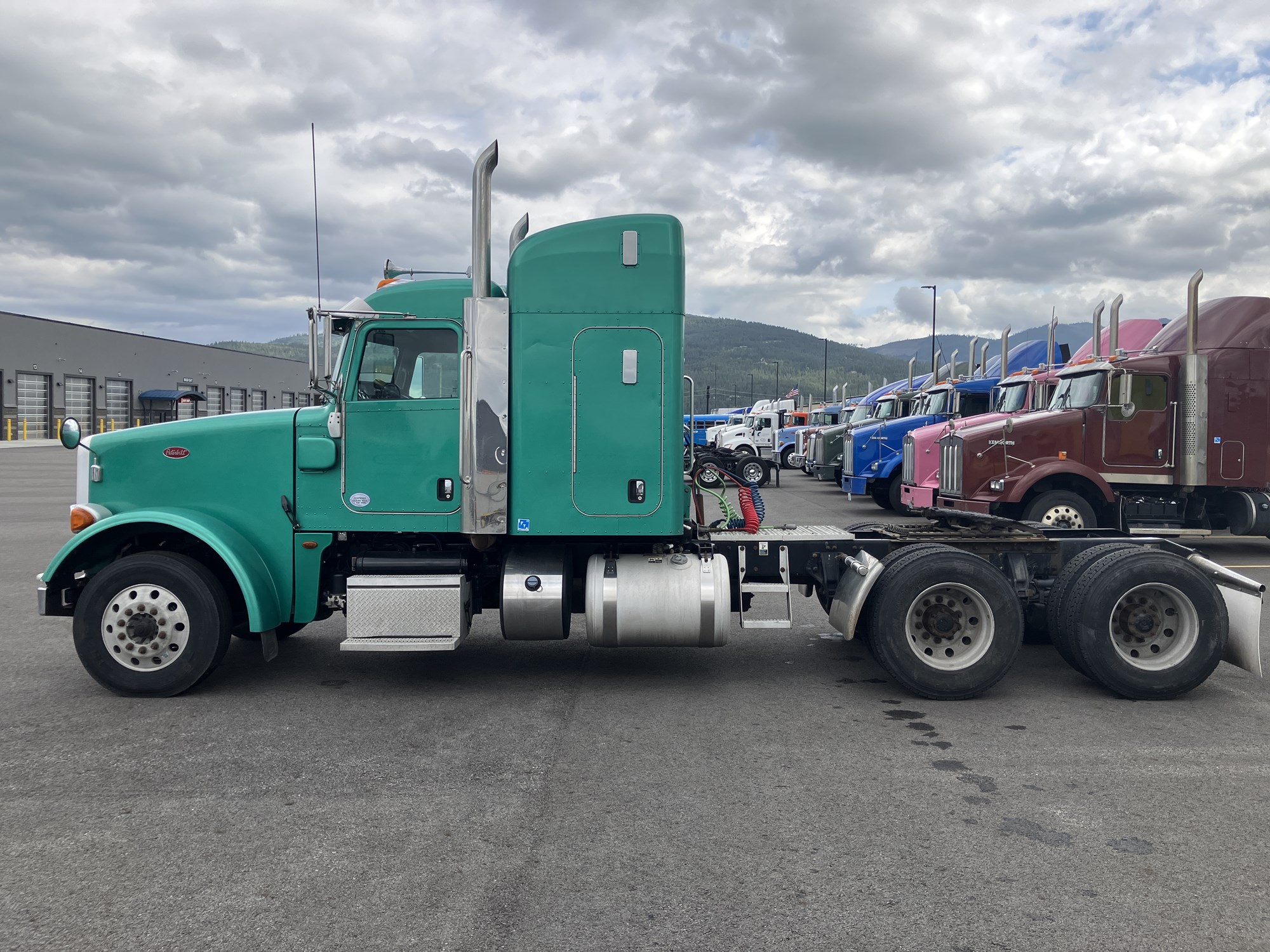 2016 Peterbilt 367 - image 2 of 6