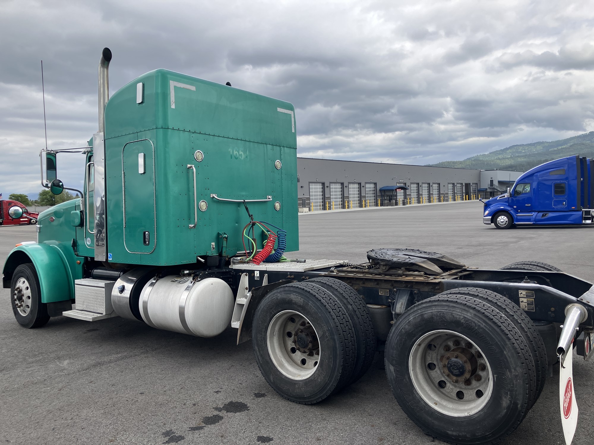 2016 Peterbilt 367 - image 3 of 6