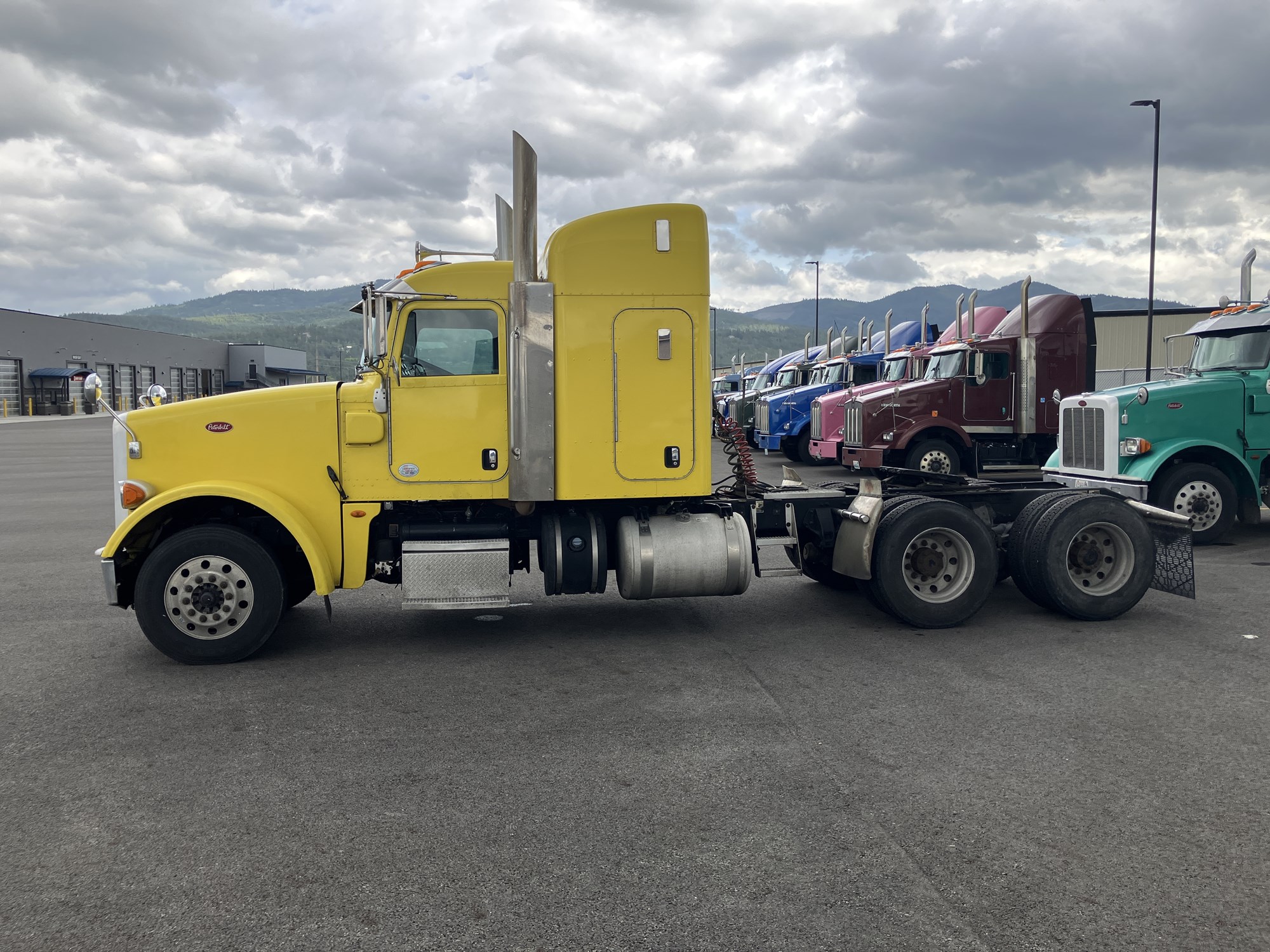2017 Peterbilt 367 - image 2 of 6