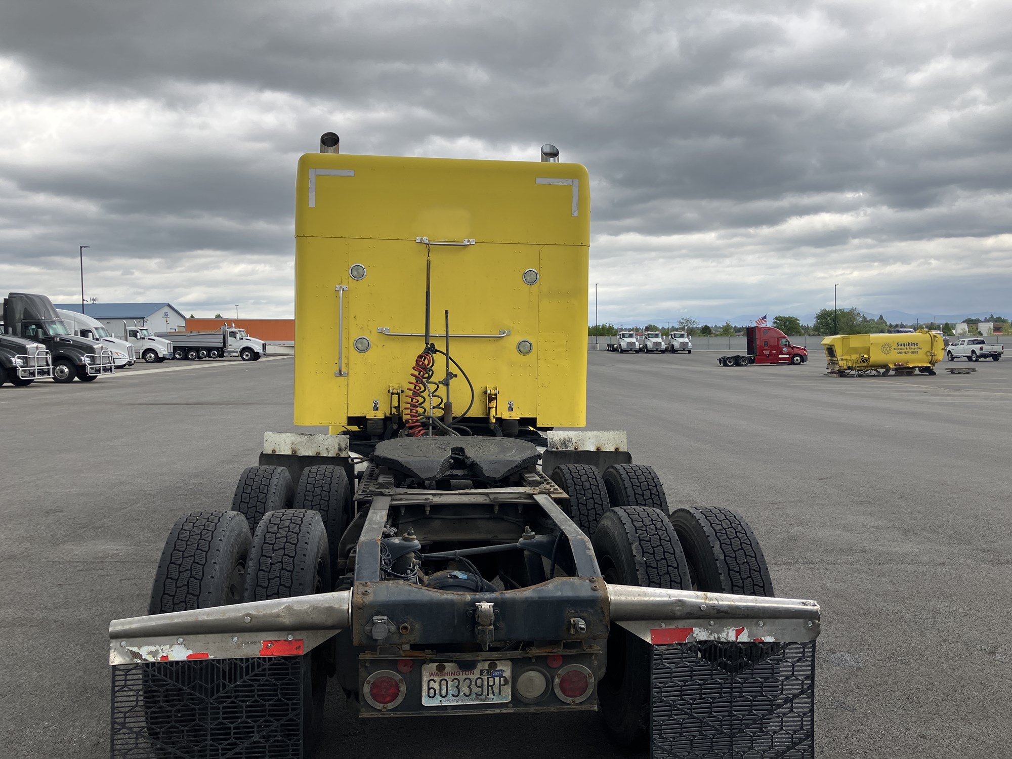 2017 Peterbilt 367 - image 4 of 6