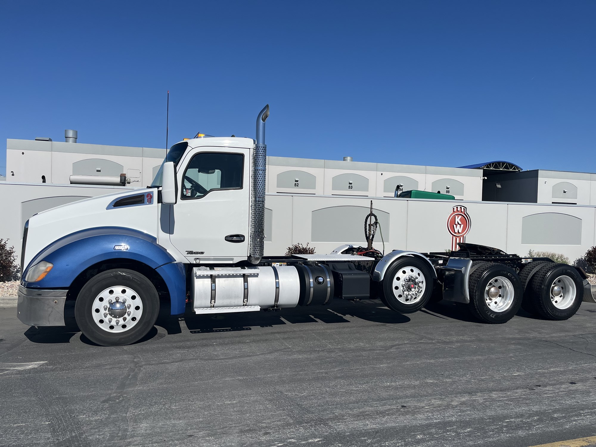2017 Kenworth T680 - image 1 of 6