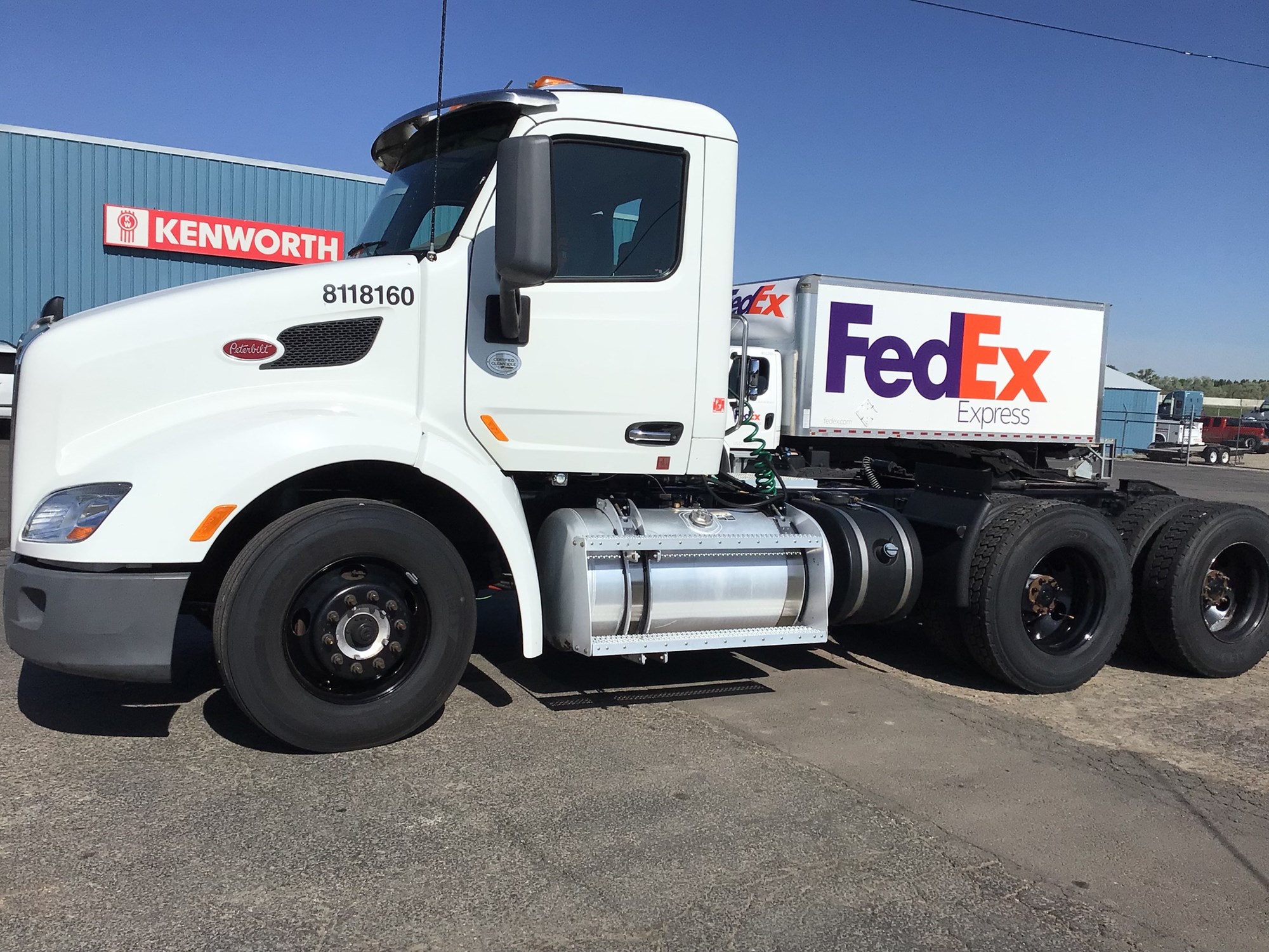2018 Peterbilt 579 - image 4 of 6