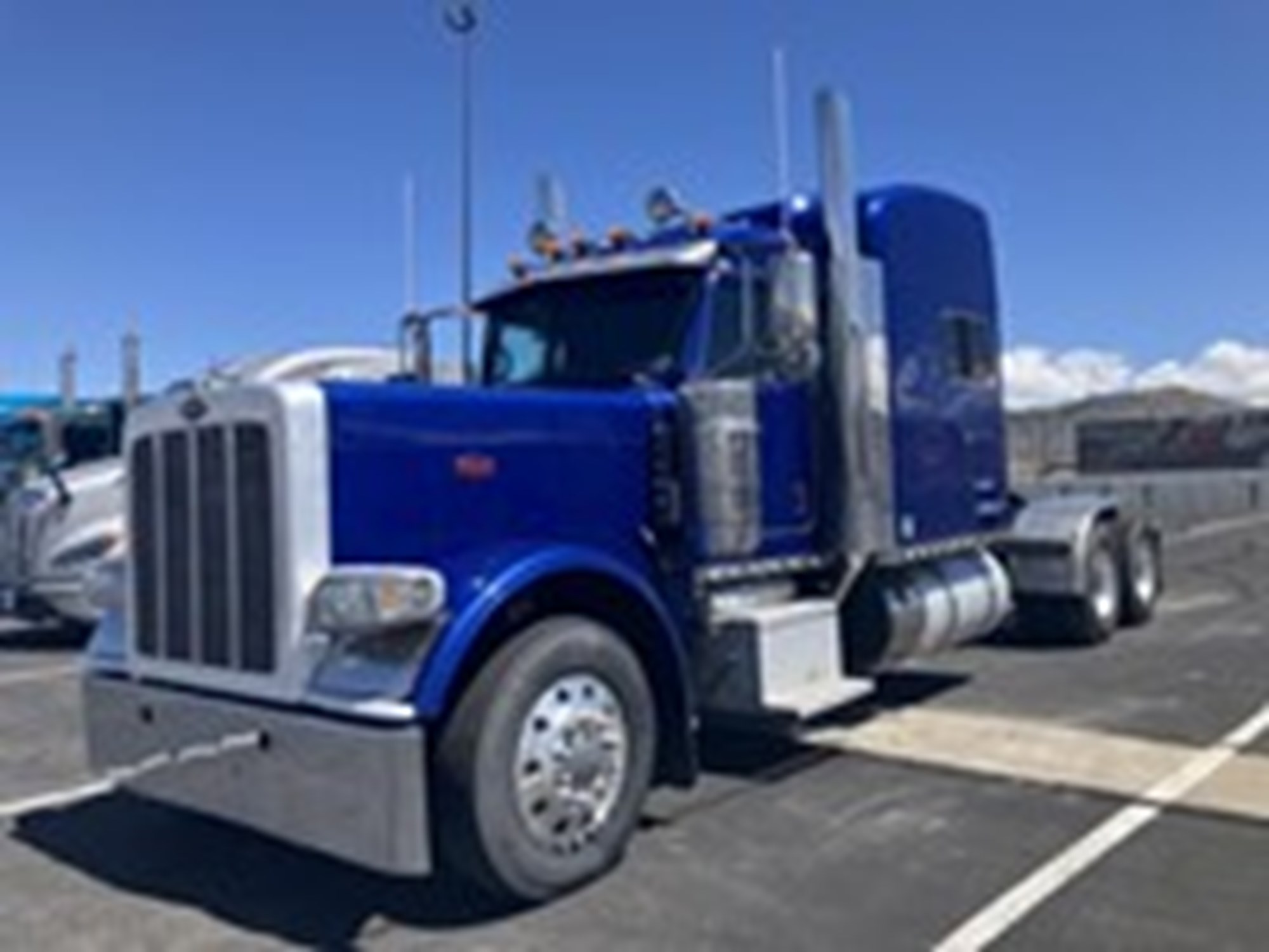 2019 Peterbilt 389 - image 2 of 6