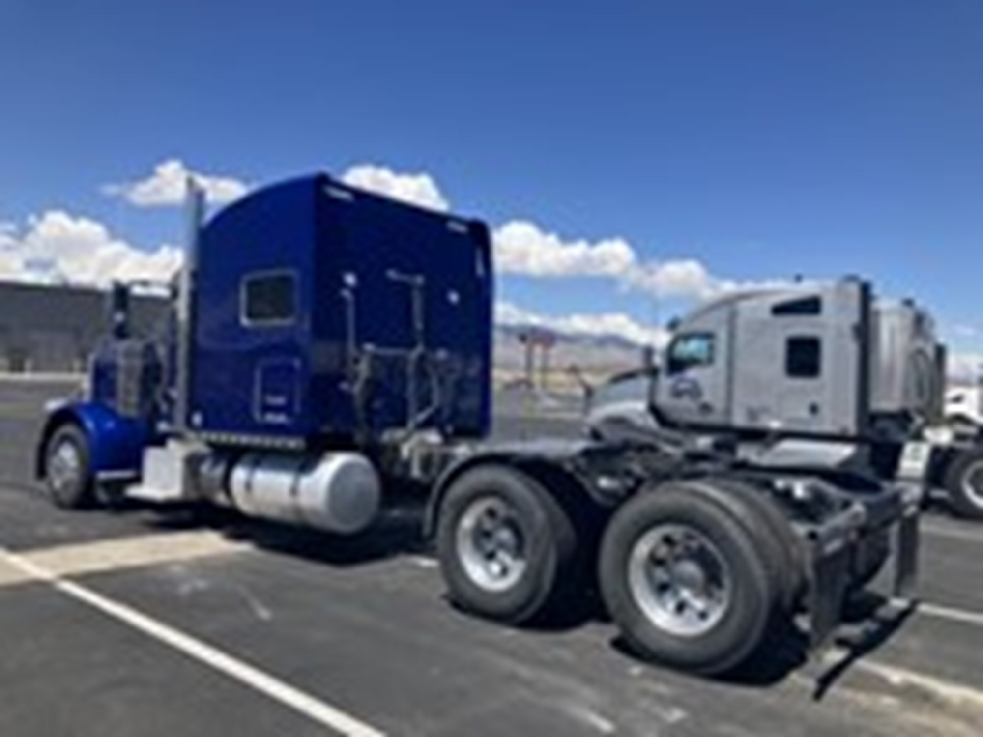 2019 Peterbilt 389 - image 3 of 6