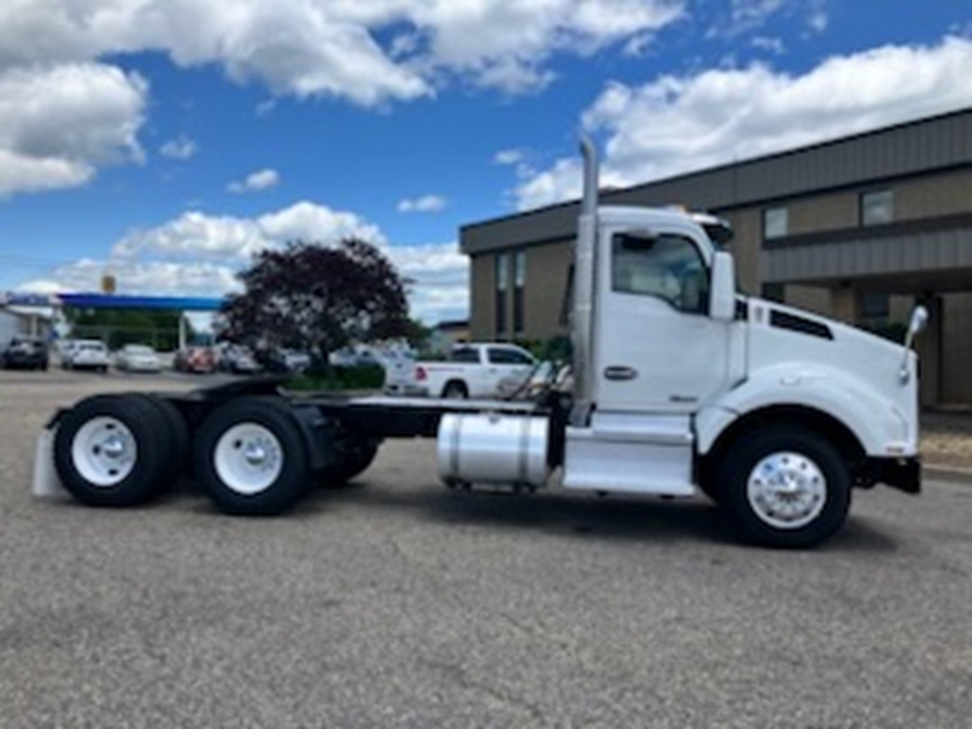 2020 Kenworth T880 - image 2 of 6