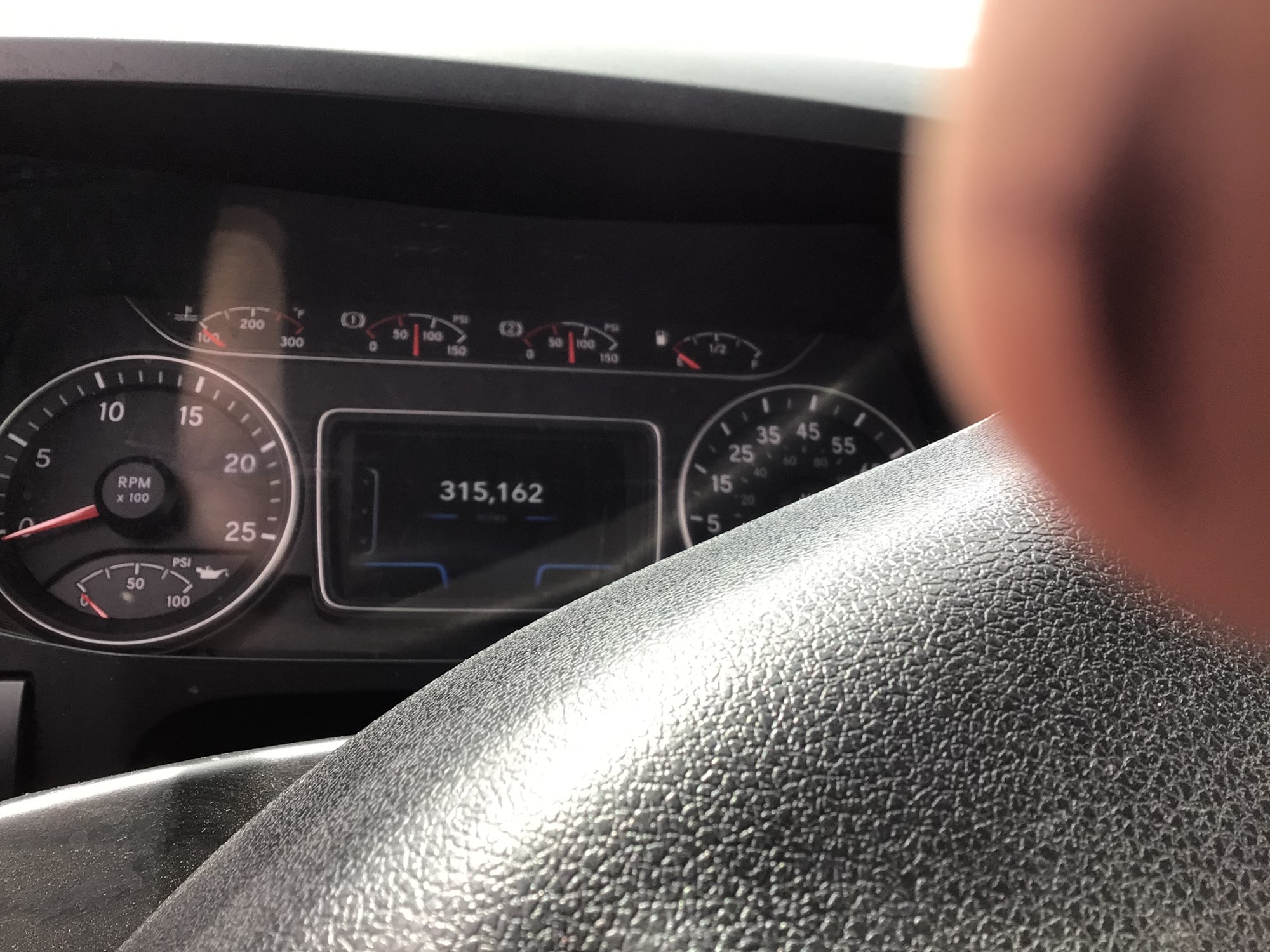 2020 International LT - image 5