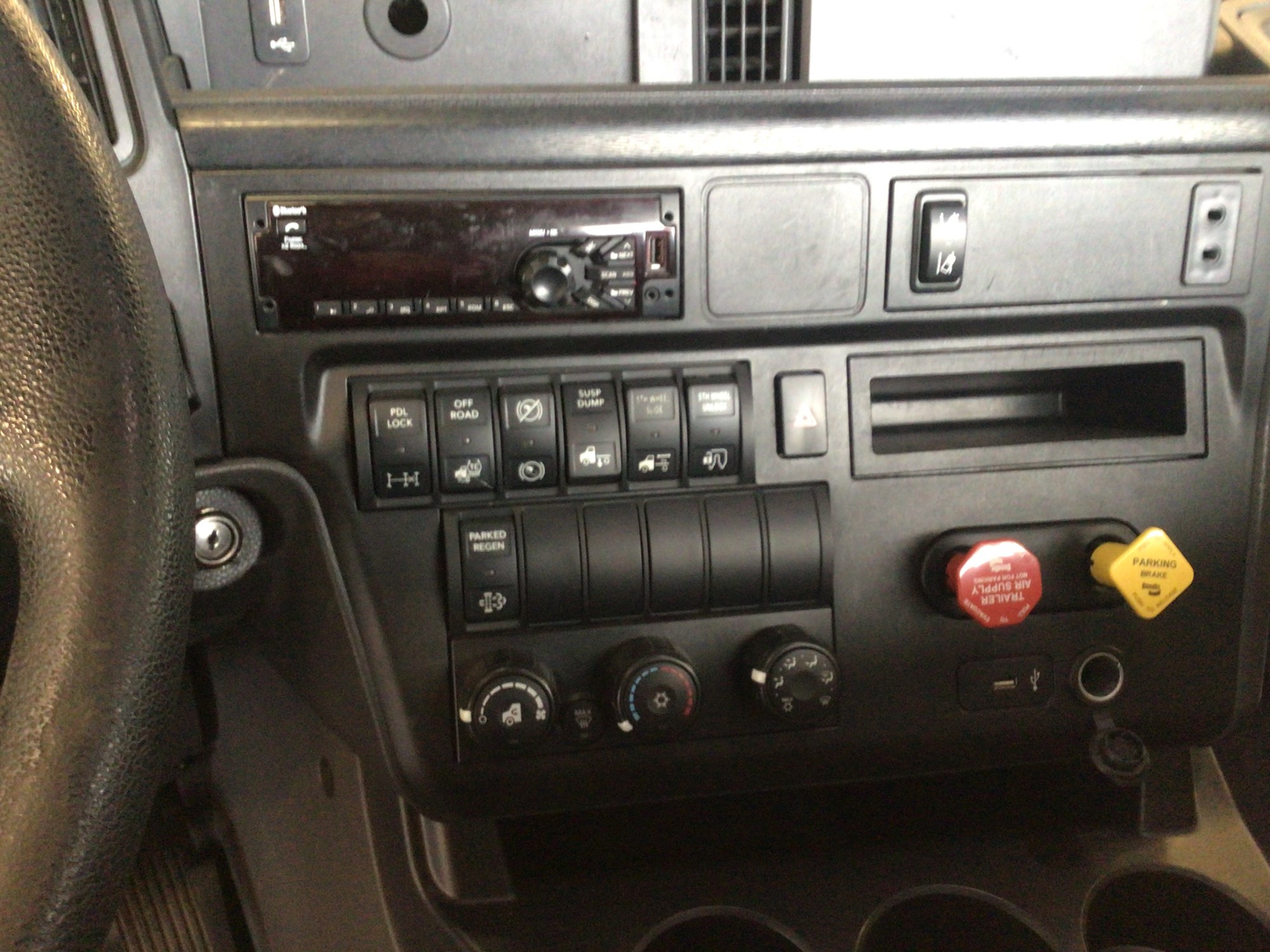 2020 International LT625 - image 4 of 6