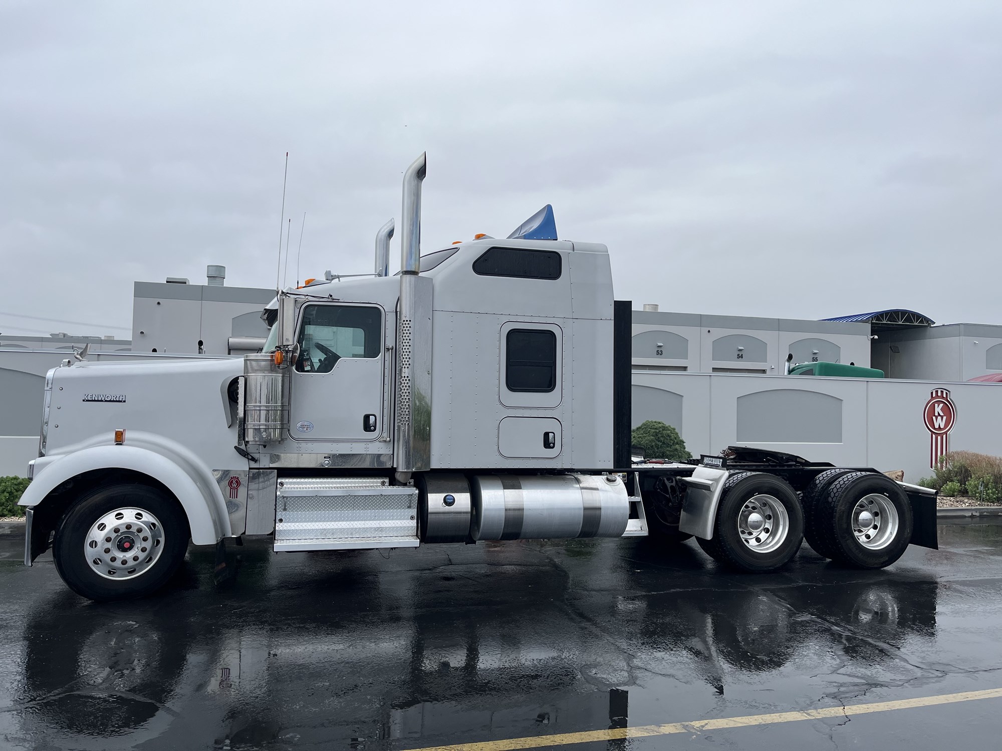 2020 Kenworth W900 - image 1 of 6