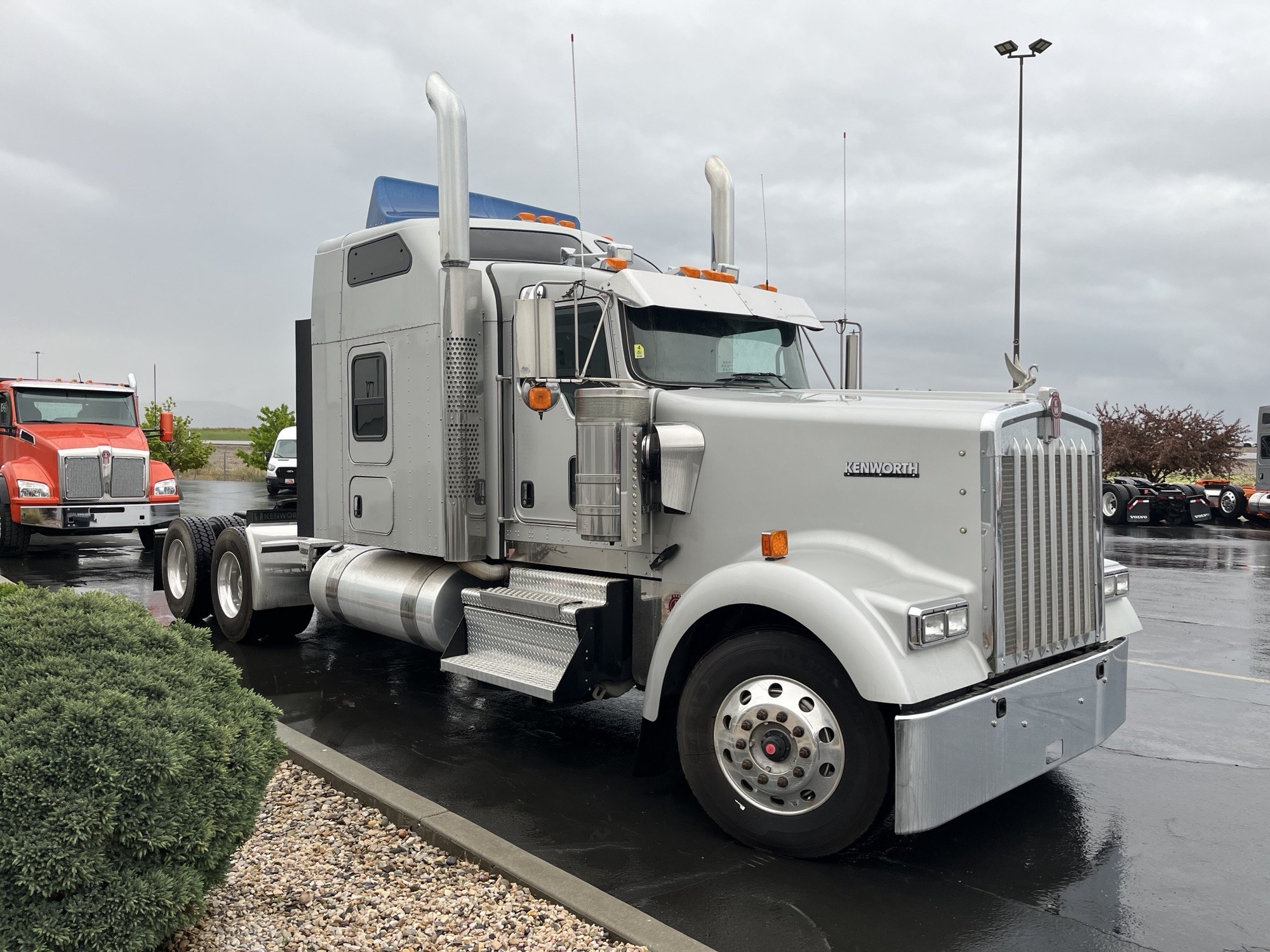 2020 Kenworth W900 - image 3 of 6