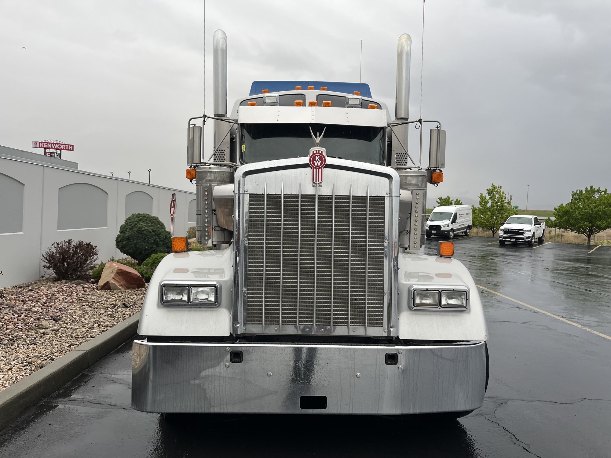 2020 Kenworth W900 - image 4 of 6