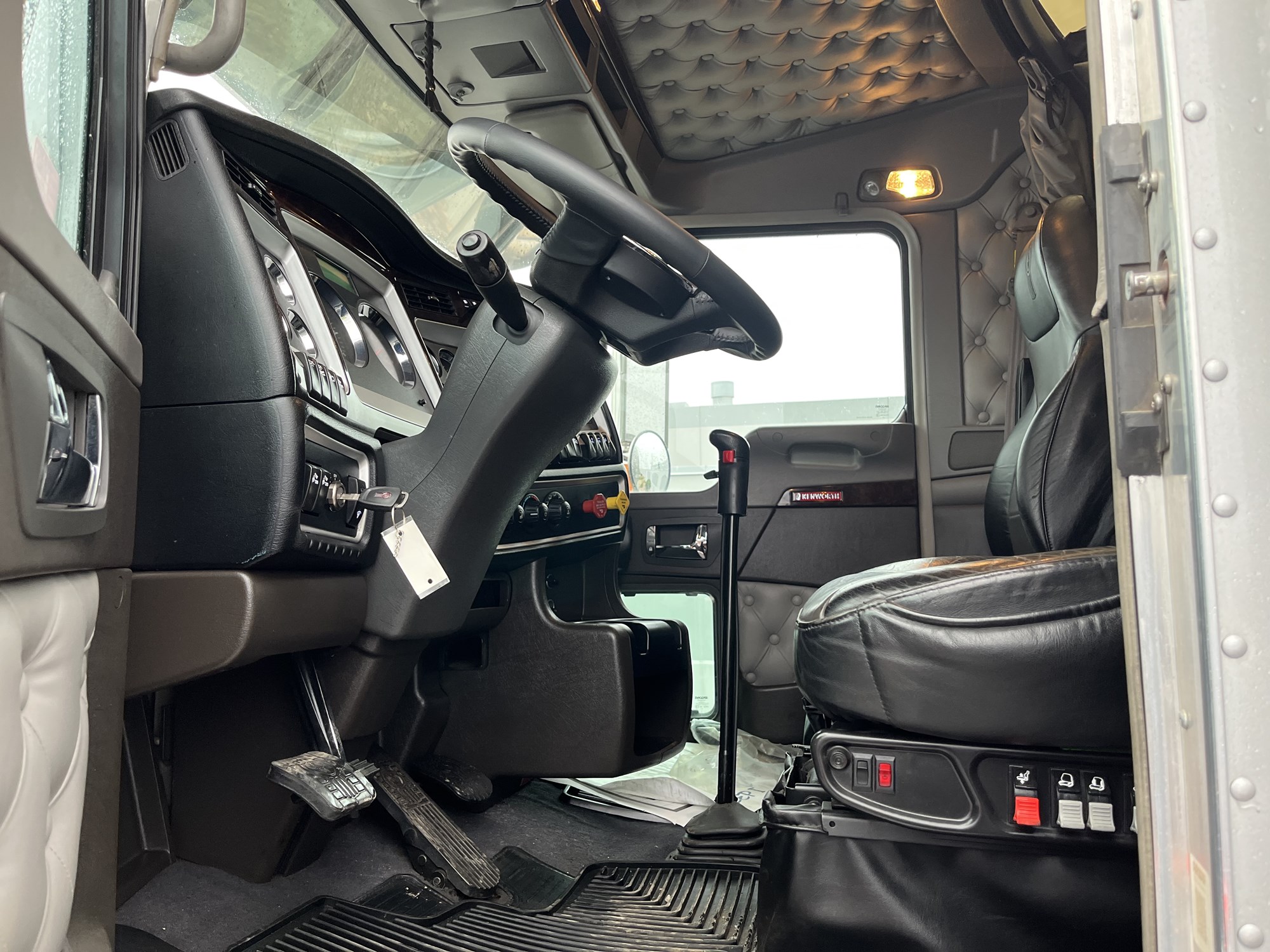 2020 Kenworth W900 - image 6 of 6