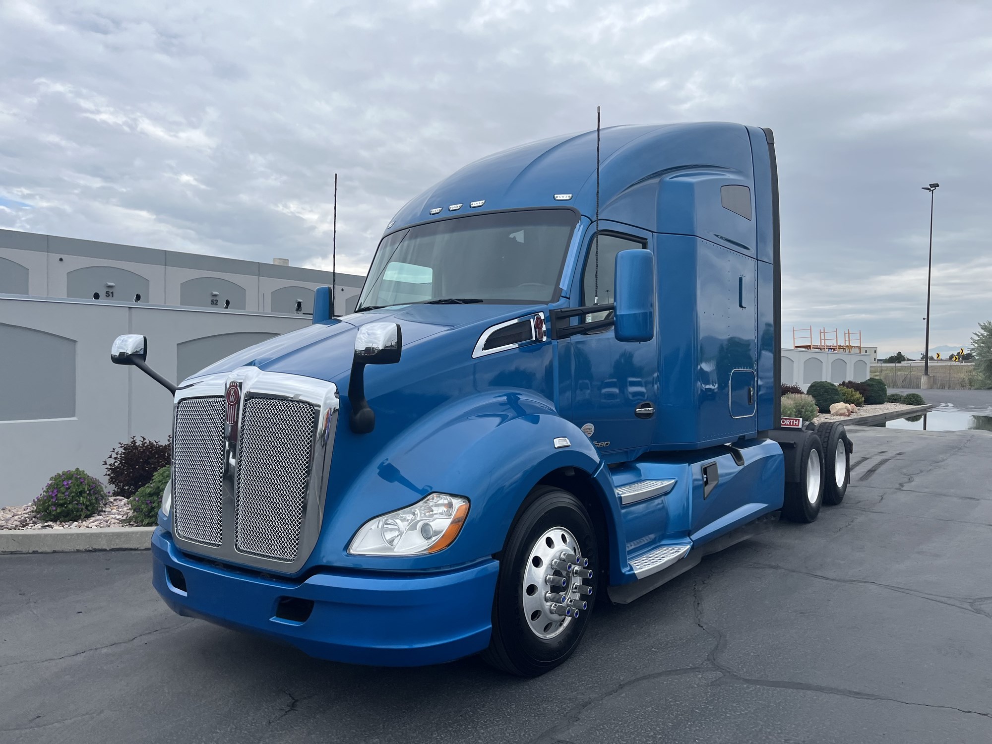 2021 Kenworth T680 - image 2 of 6